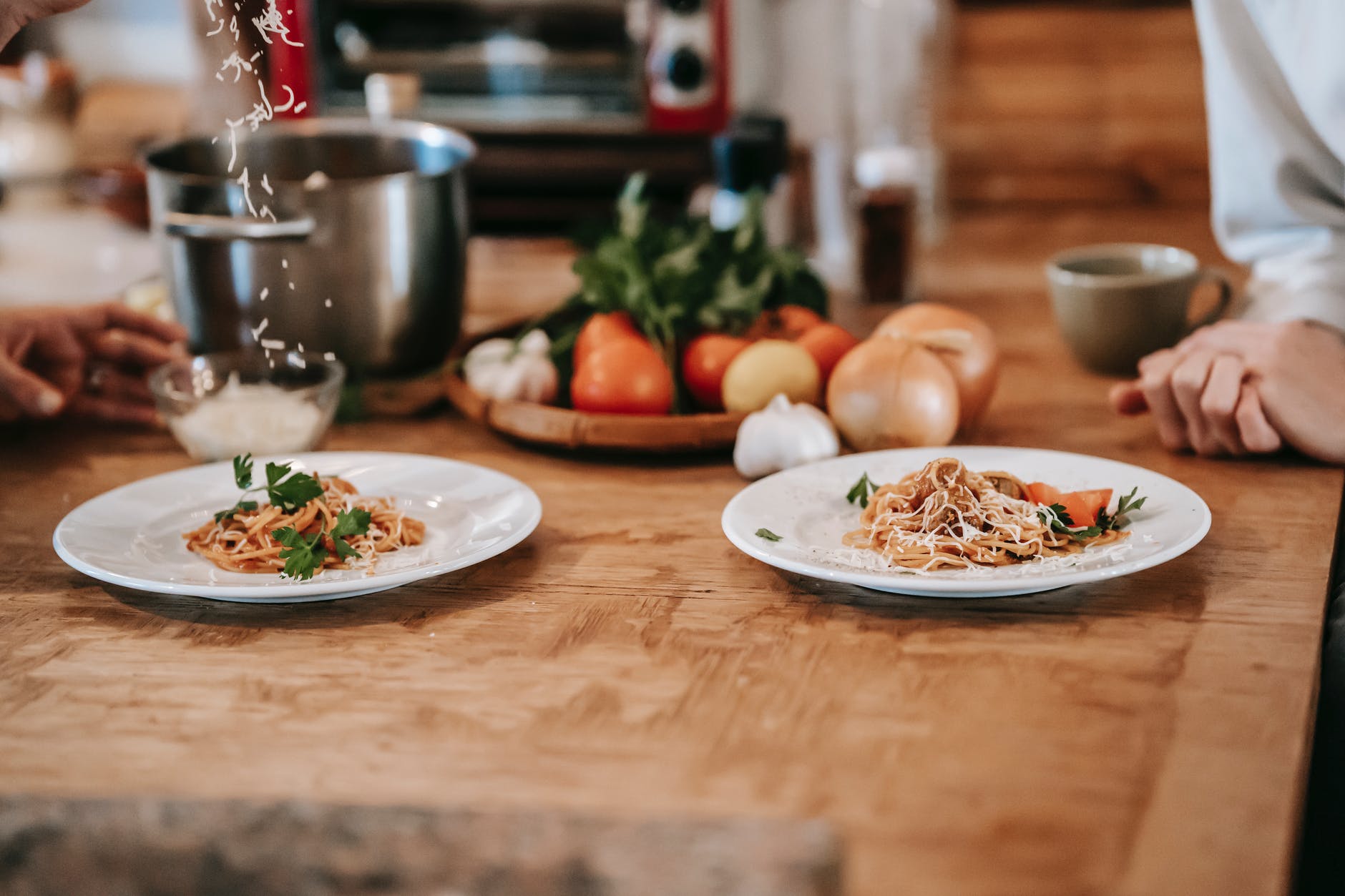 Dos platos con espaguetti sobre una mesa. | Foto: Pexels