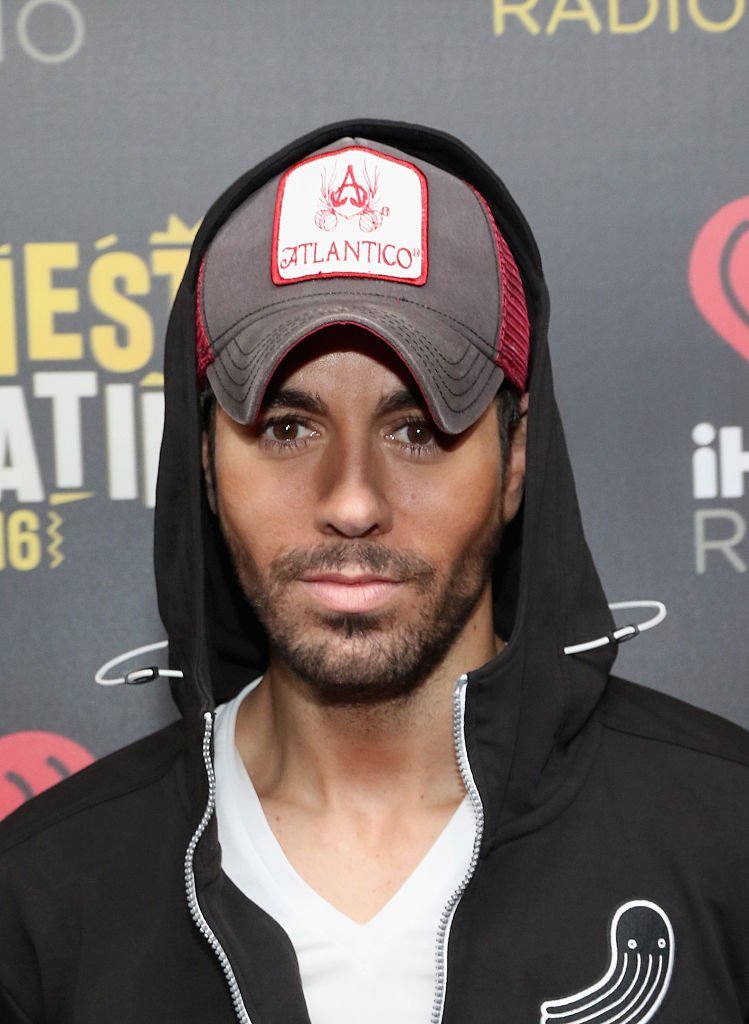 Enrique Iglesias attends iHeartRadio Fiesta Latina on November 5, 2016, in Miami, Florida. | Source: Getty Images.