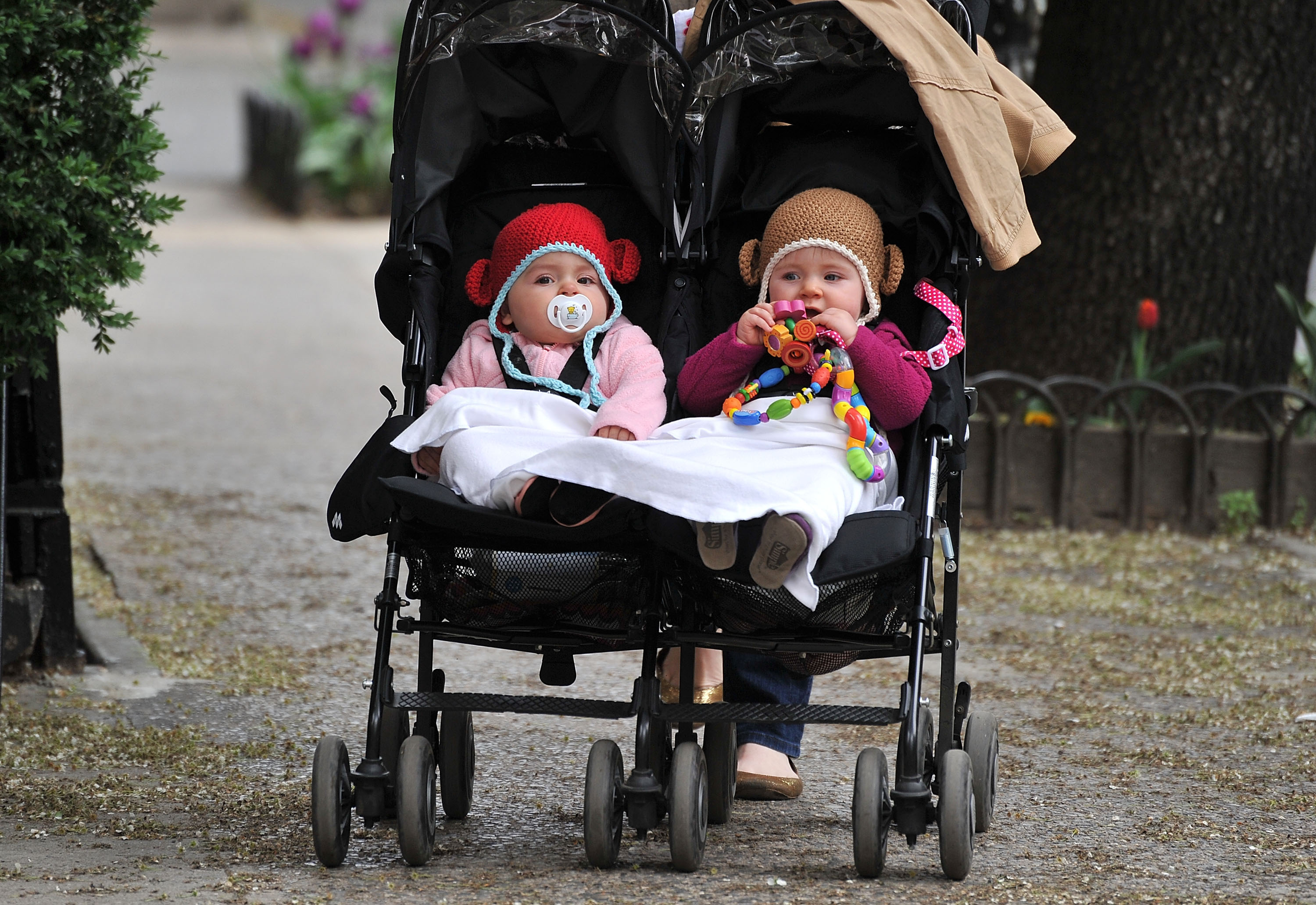 Sarah Jessica Parker and Matthew Broderick's twin daughters, Marion Loretta Elwell and Tabitha Hodge Broderick, seen on the streets of Manhattan on April 16, 2010, in New York. | Source: Getty Images
