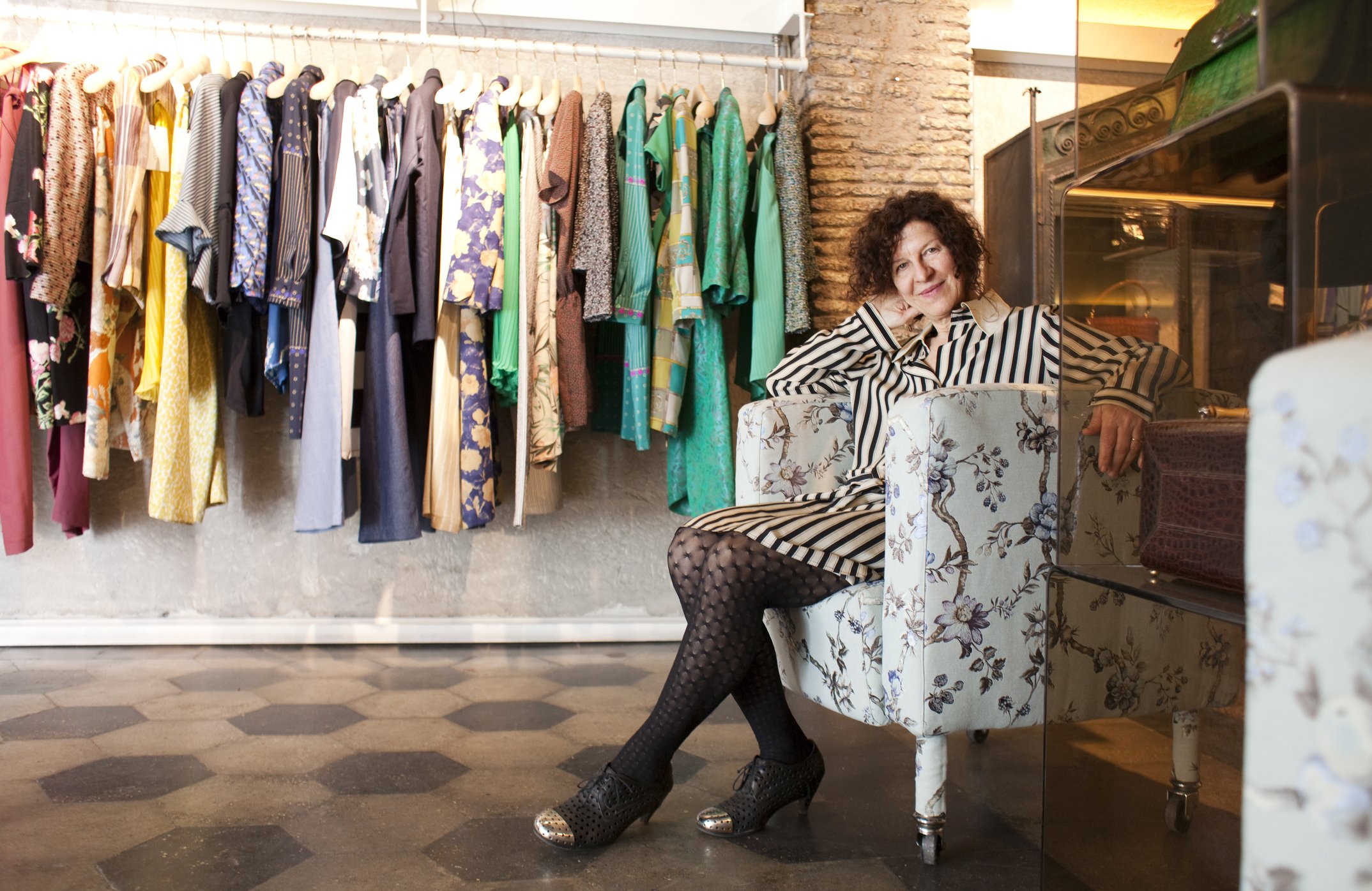 Portrait d'une créatrice de mode dans son magasin. | Photo : Getty Images