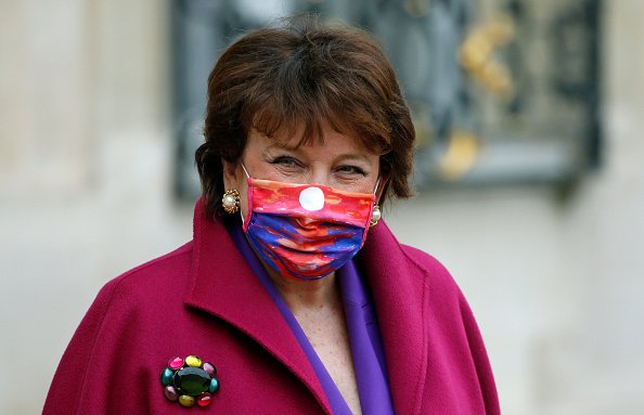 La ministre française de la Culture Roselyne Bachelot, portant un masque de protection. |Photo : Getty Images