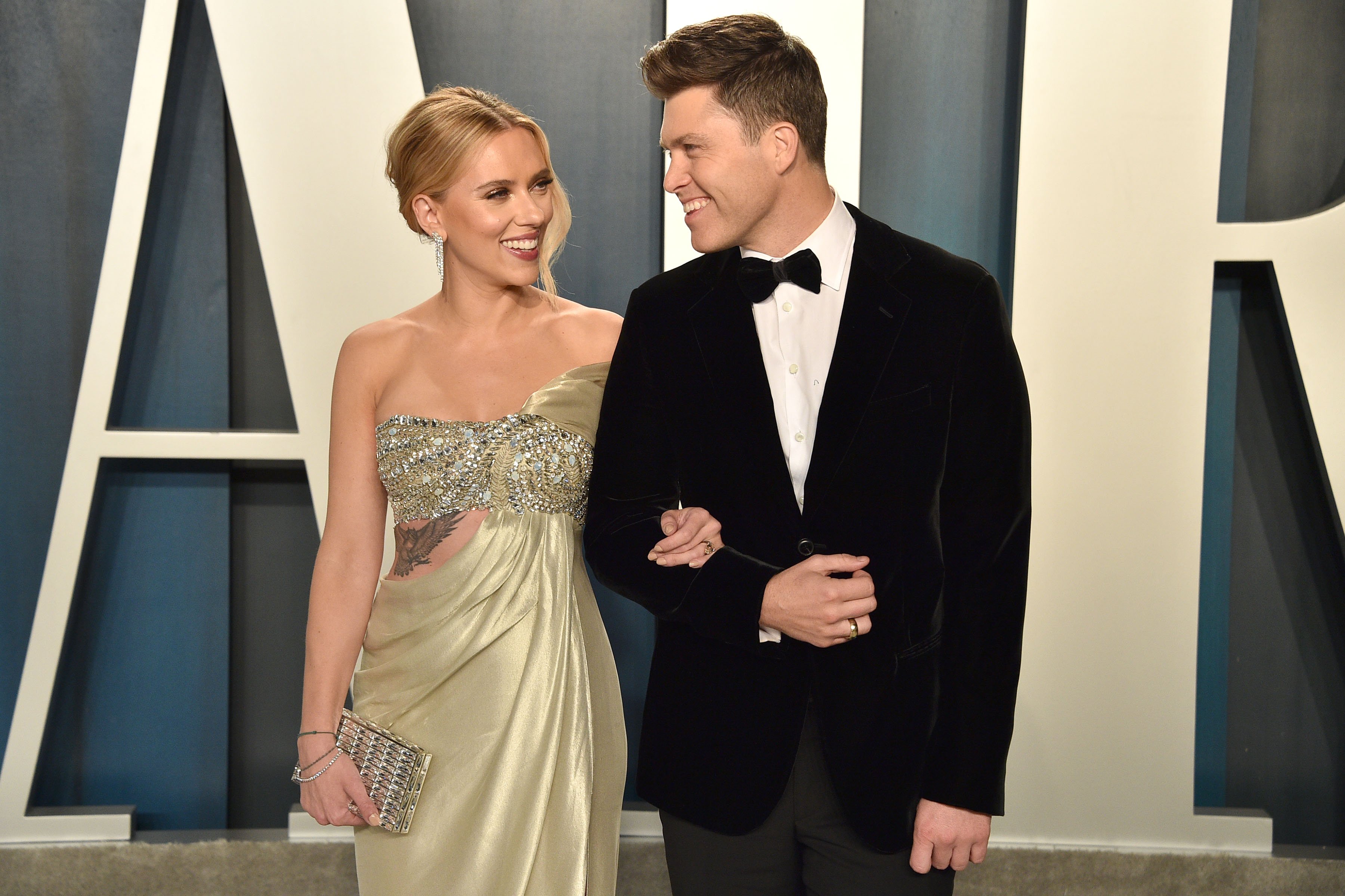 Scarlett Johansson and Colin Jost attend the 2020 Vanity Fair Oscar Party at Wallis Annenberg Center for the Performing Arts on February 09, 2020 in Beverly Hills, California | Photo: Getty Images