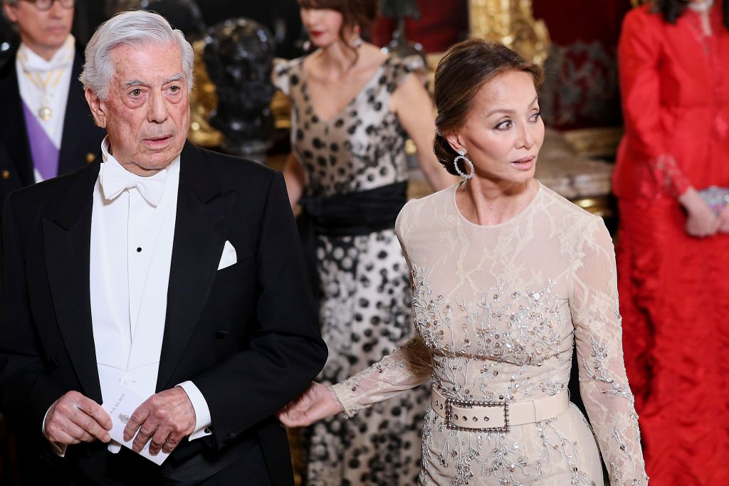 Mario Vargas Llosa e Isabel Preysler asisten a una cena en honor al Presidente peruano Martín Alberto Vizcarra. | Fuente: Getty Images