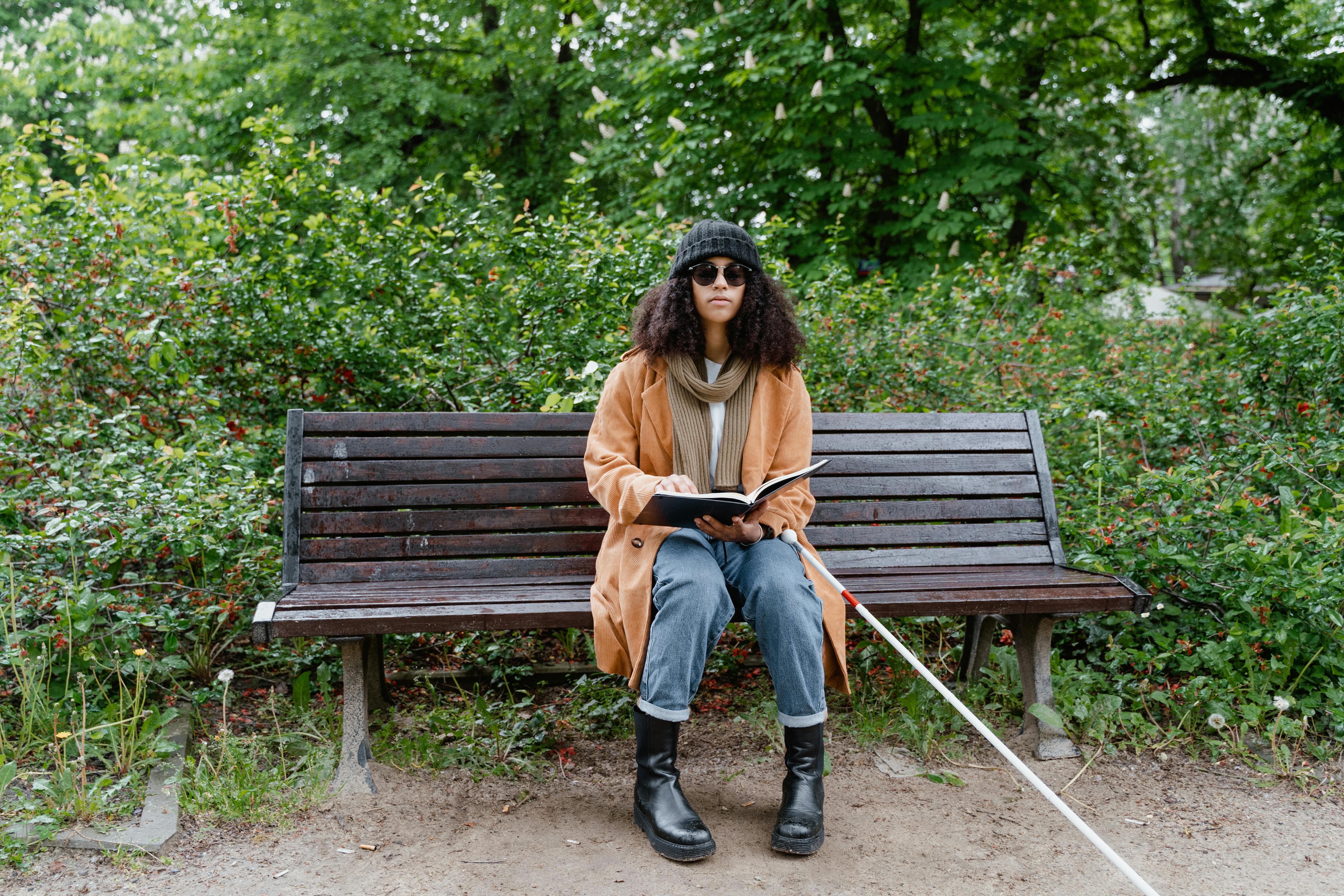 A blind woman on a park bench | Source: Pexels