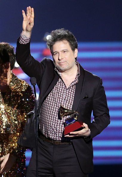 Andrés Calamaro acepta la Mejor Canción de Rock por 'La Noche' en el escenario en la Ceremonia de estreno durante la 18a Entrega Anual del Latin Grammy en el Mandalay Bay Convention Center el 16 de noviembre de 2017 en Las Vegas, Nevada. | Fuente: Getty Images Andrés Calamaro acepta la Mejor Canción de Rock por 'La Noche' en el escenario en la Ceremonia de estreno durante la 18a Entrega Anual del Latin Grammy en el Mandalay Bay Convention Center el 16 de noviembre de 2017 en Las Vegas, Nevada. | Fuente: Getty Images