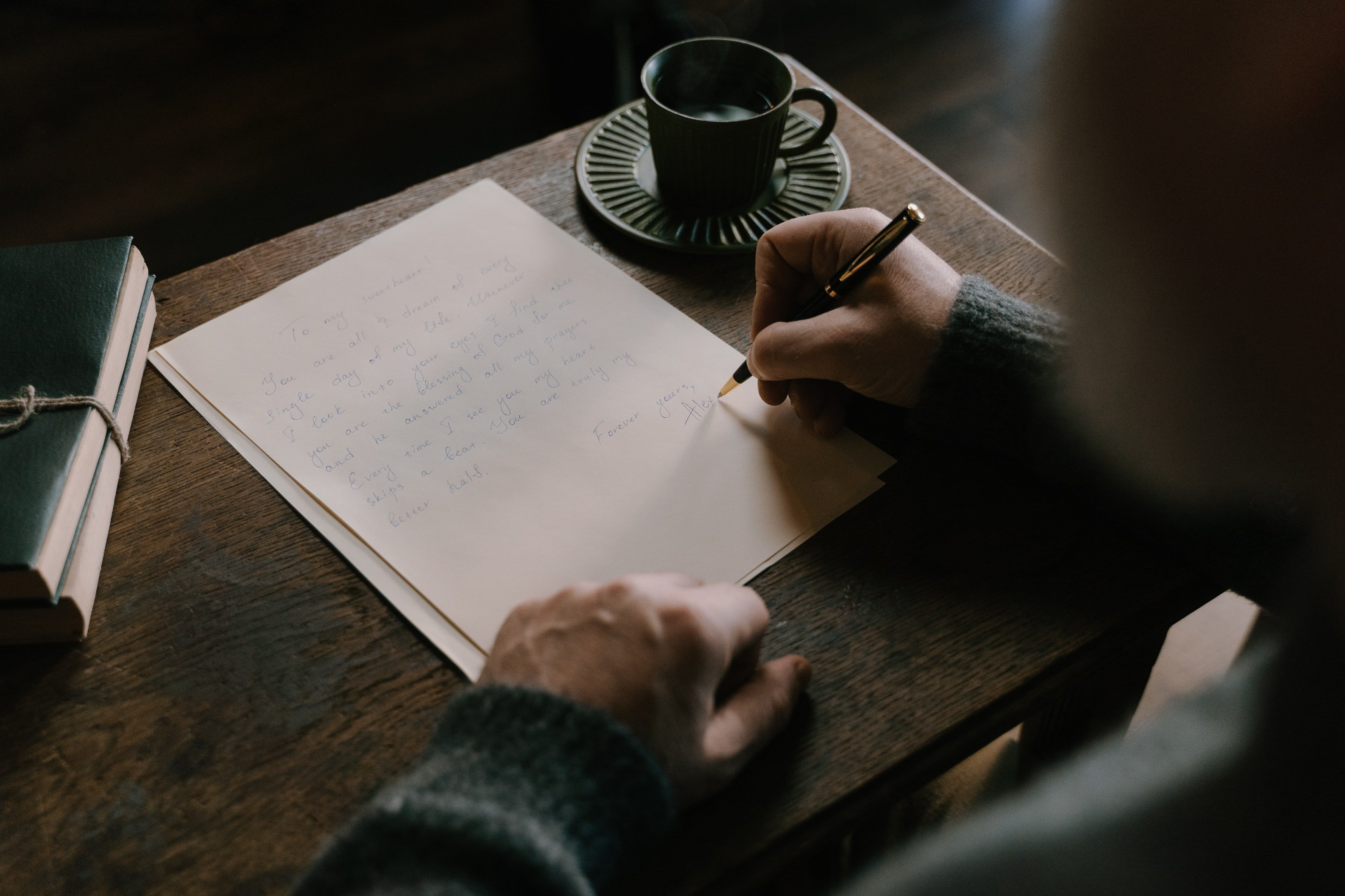 Amanda had a handwritten letter prepared for Barbara. | Source: Pexels