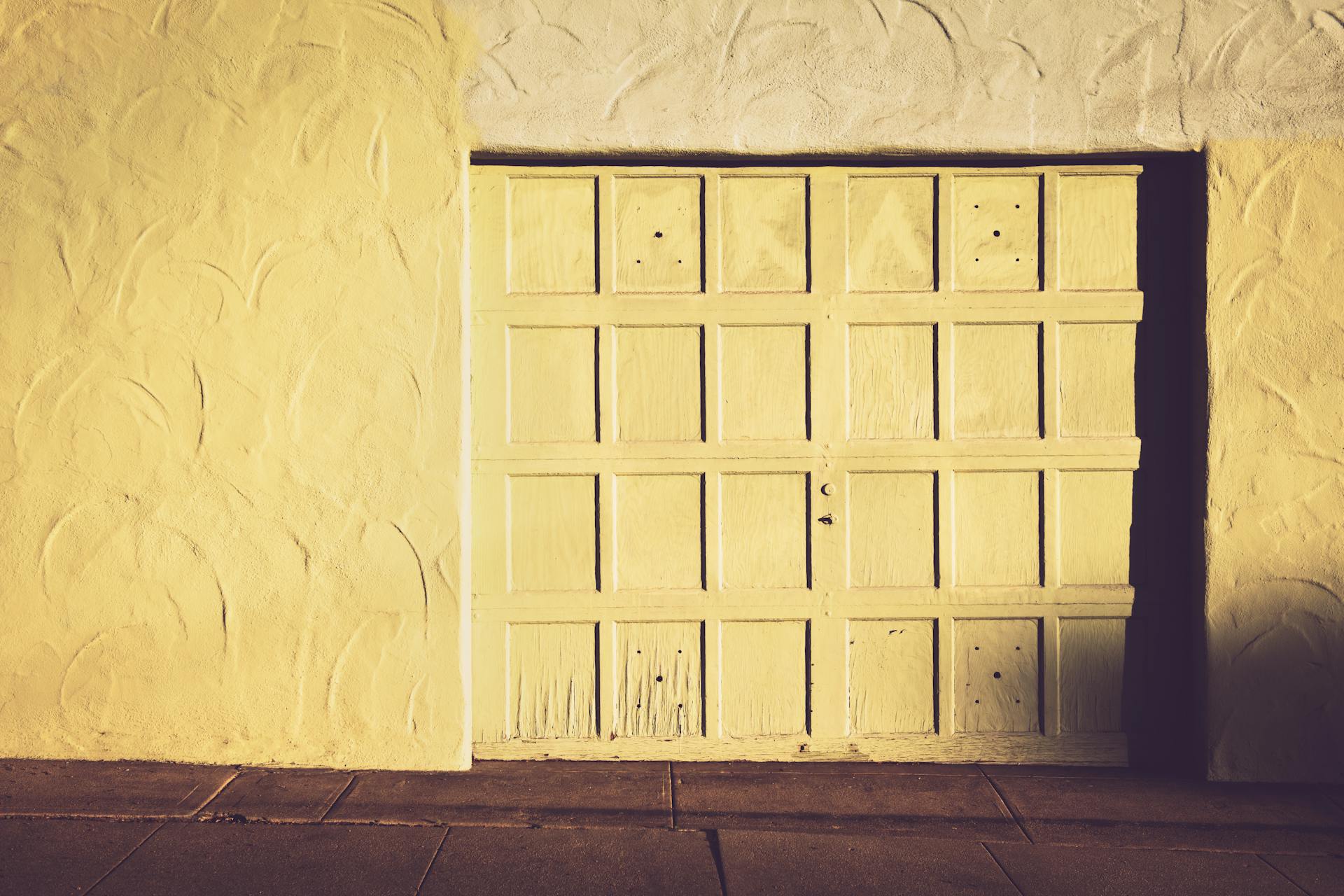 A garage door | Source: Pexels