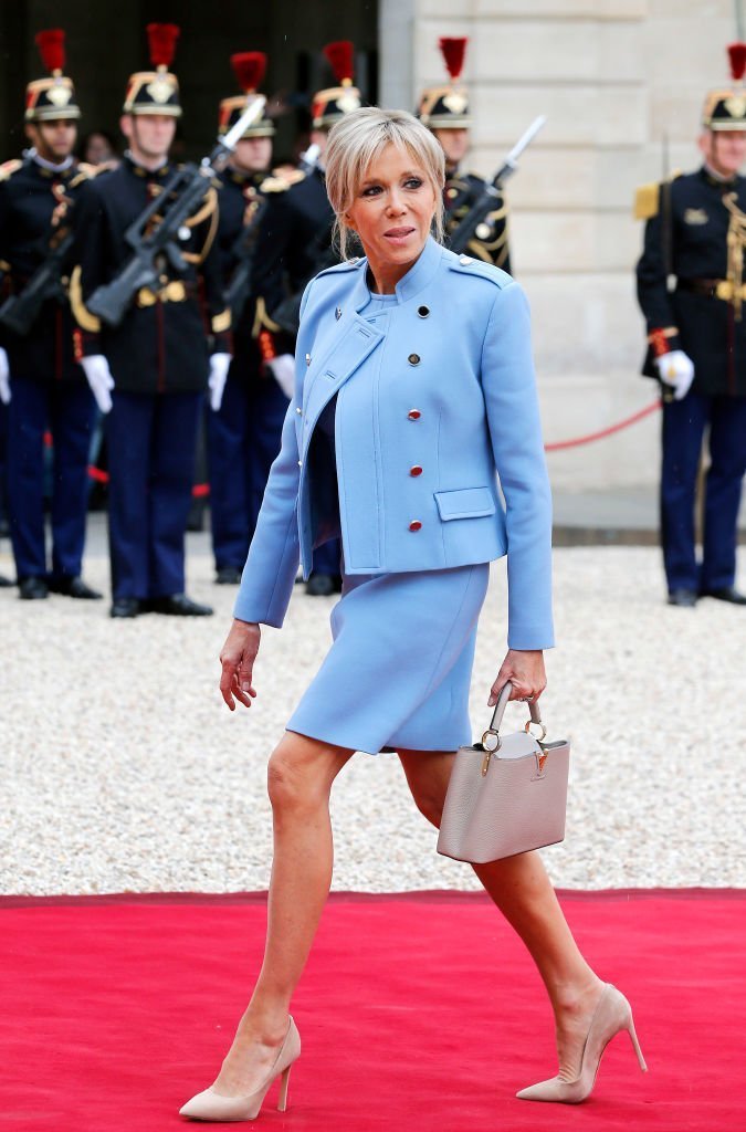 Brigitte Macron dans un tailleur bleu. l Source: Getty Images
