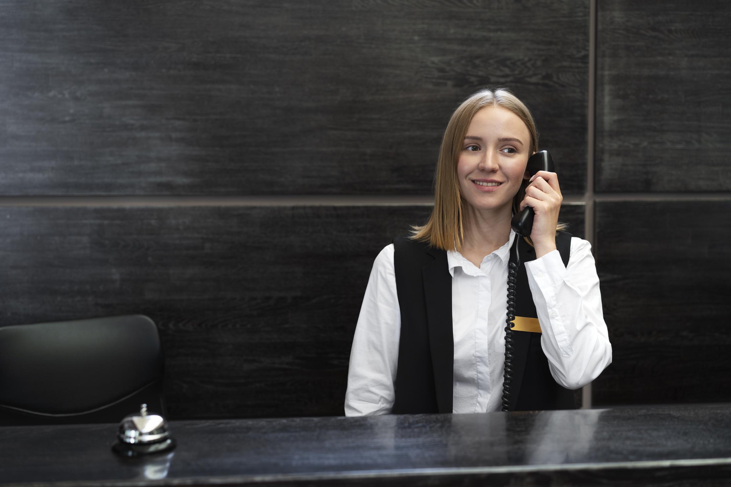 A receptionist talking on the phone | Source: Freepik