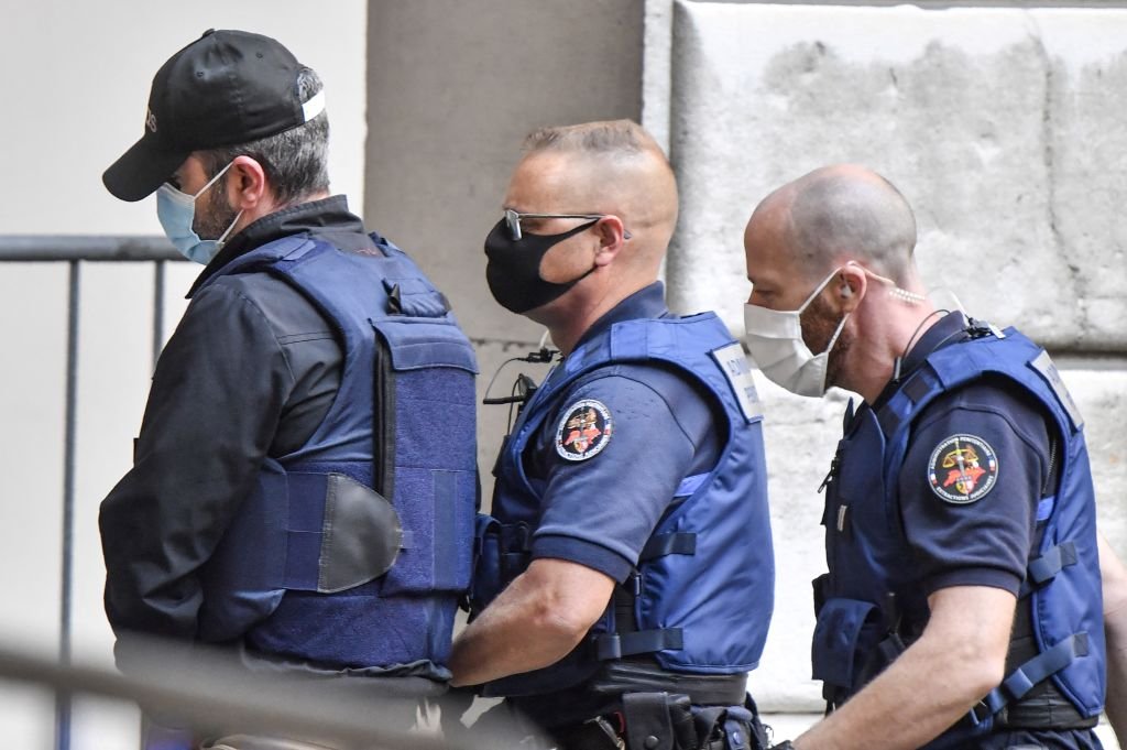 Nordahl Lelandais escorté par des agents de l'administration pénitentiaire française, arrive au palais de justice de Chambéry, dans les Alpes françaises, le 4 mai 2021. | Photo : Getty Images