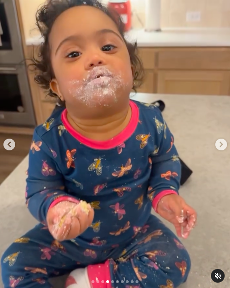 Amani Joy Ward eating cake. | Source: Instagram/itslilmooney