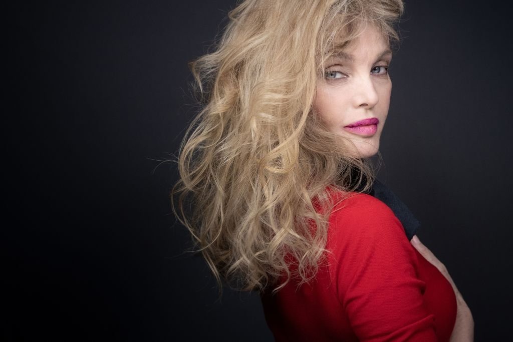 La chanteuse et actrice française Arielle Dombasle lors d'une séance photo le 12 juin 2020 à Paris. | Photo : Getty Images La chanteuse et actrice française Arielle Dombasle lors d'une séance photo le 12 juin 2020 à Paris. | Photo : Getty Images