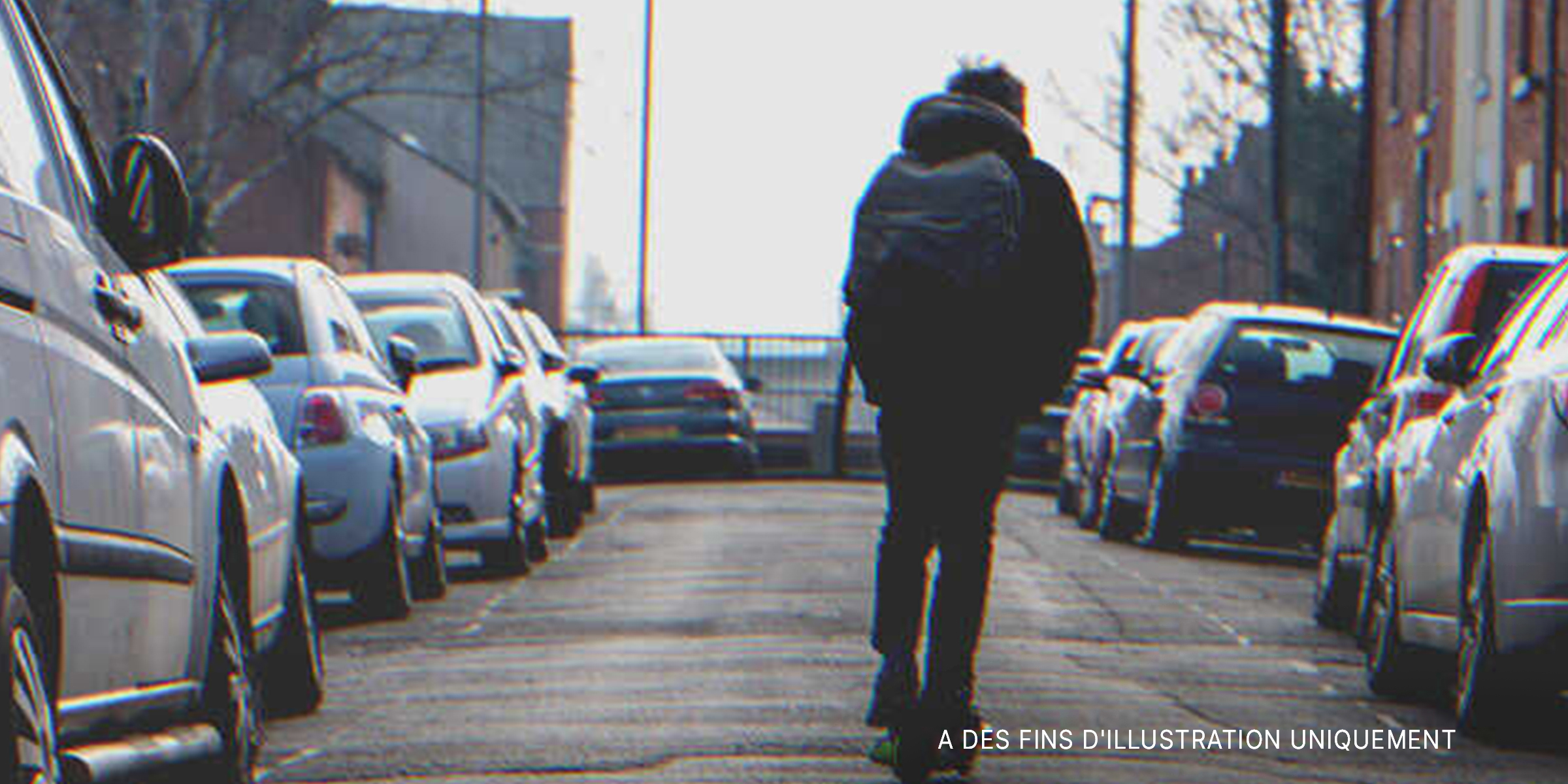 Un jeune homme marchant dans la rue | Source : Shutterstock