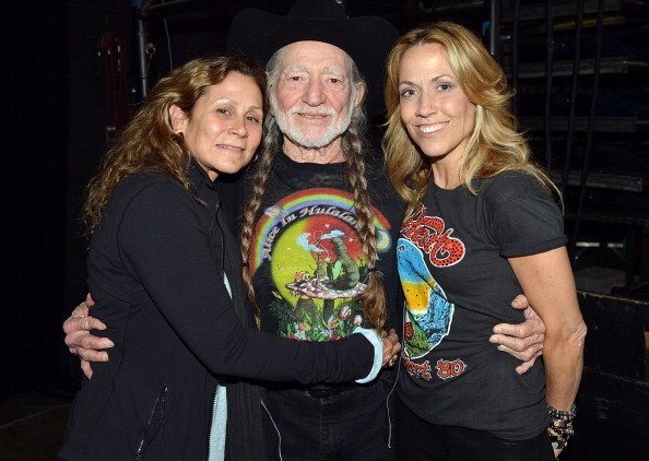 Annie D'Angelo, Willie Nelson, and Sheryl Crow backstage during Keith Urban's Fourth annual We're All For The Hall benefit concert at Bridgestone Arena on April 16, 2013, in Nashville, Tennessee. | Source: Getty Images.