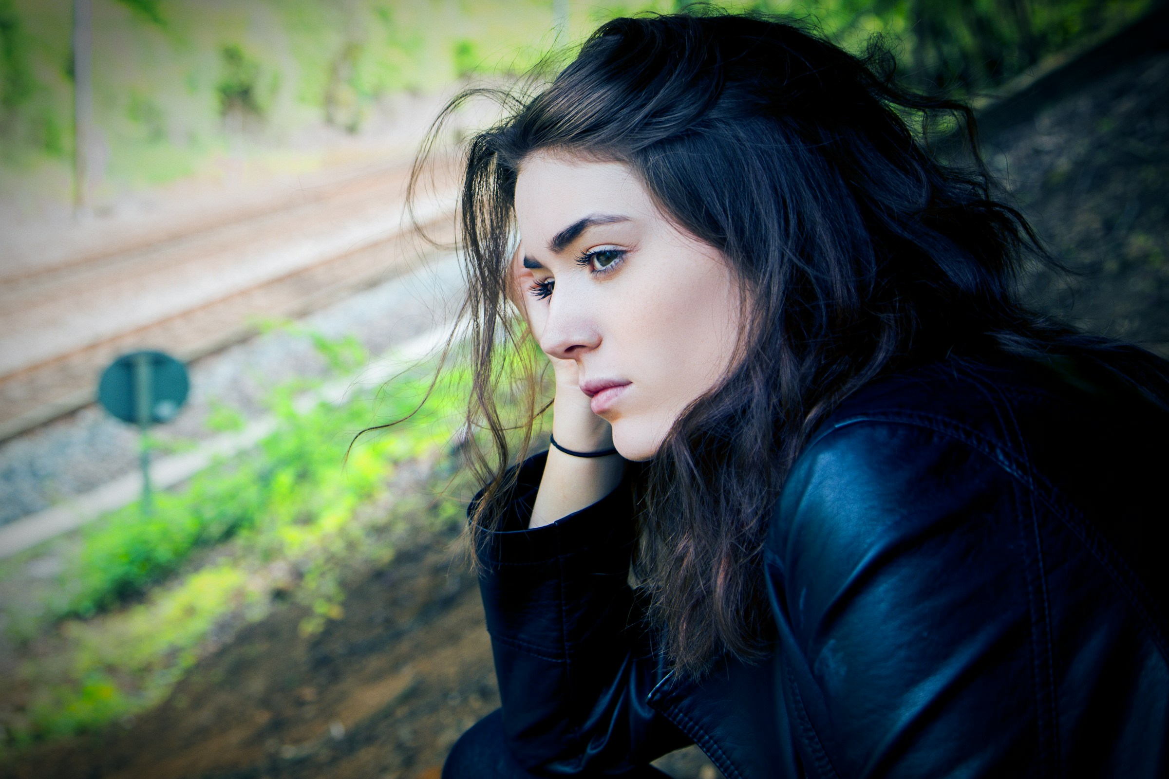 A sad woman sitting outdoors during daytime | Source: Unsplash