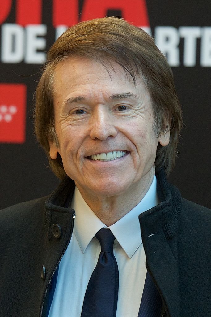 Raphael recibe el premio "Medalla Internacional de las Artes" 2013 del Presidente Regional de Madrid, Ignacio González, en el Canal de Teatro el 2 de diciembre de 2014 en Madrid, España. | Imagen: Getty Images Raphael recibe el premio "Medalla Internacional de las Artes" 2013 del Presidente Regional de Madrid, Ignacio González, en el Canal de Teatro el 2 de diciembre de 2014 en Madrid, España. | Imagen: Getty Images