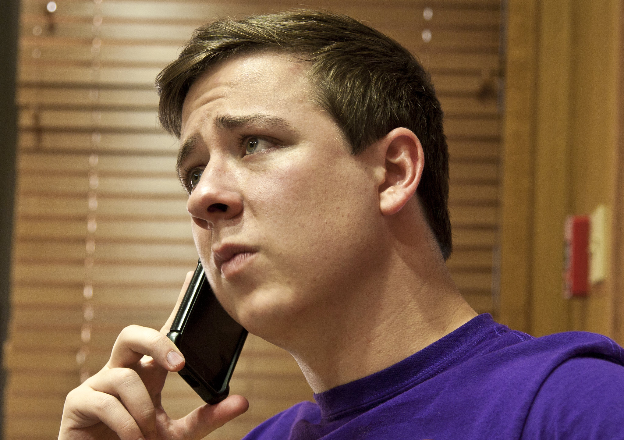 An upset and remorseful man talking to someone on the phone | Source: Flickr