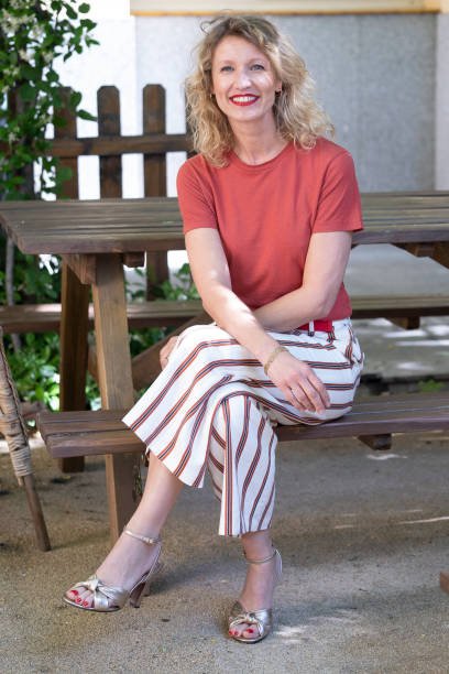 Alexandra Lamy assise sur un banc | Photo : Getty Images