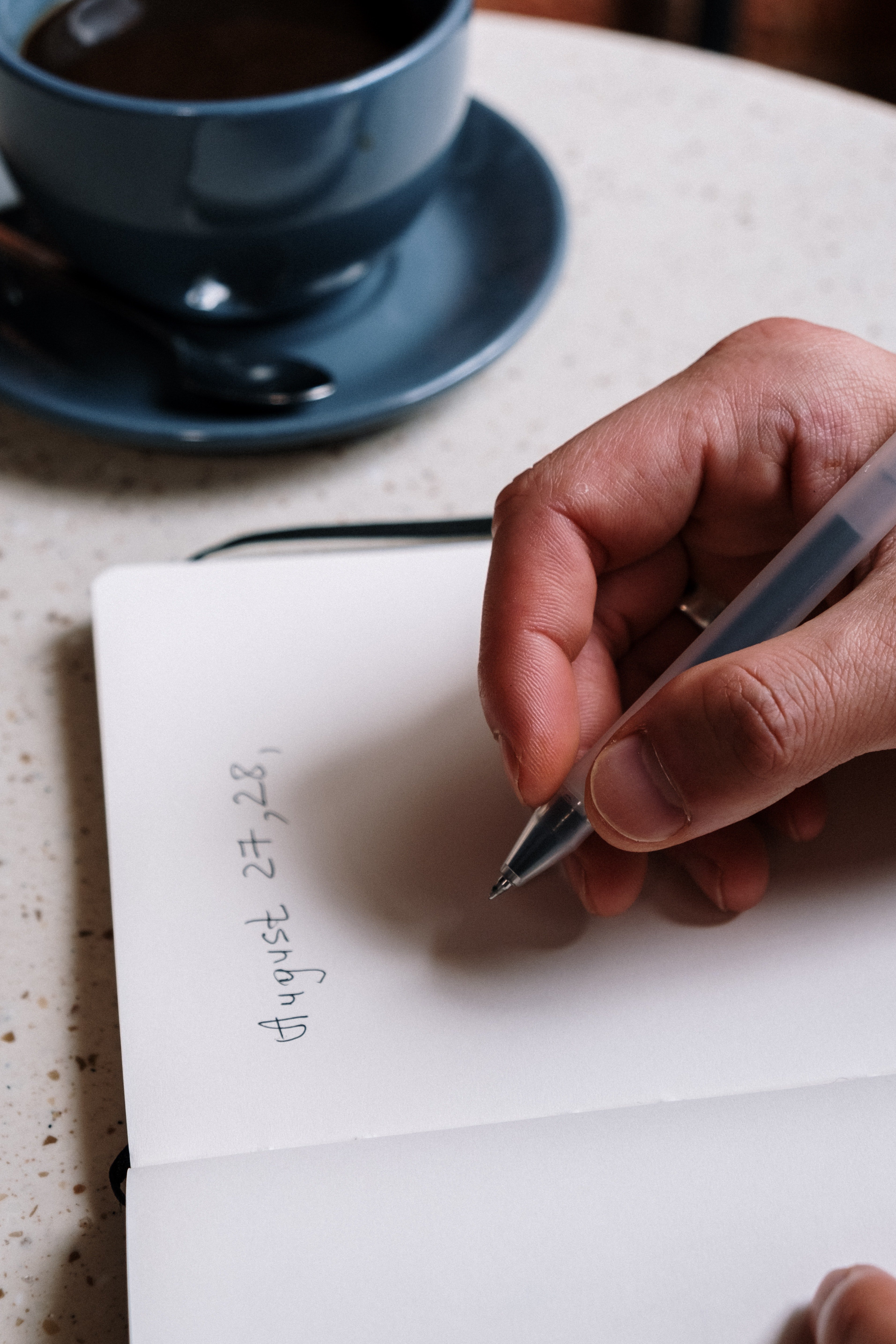 Persona redactando una carta. | Foto: Pexels