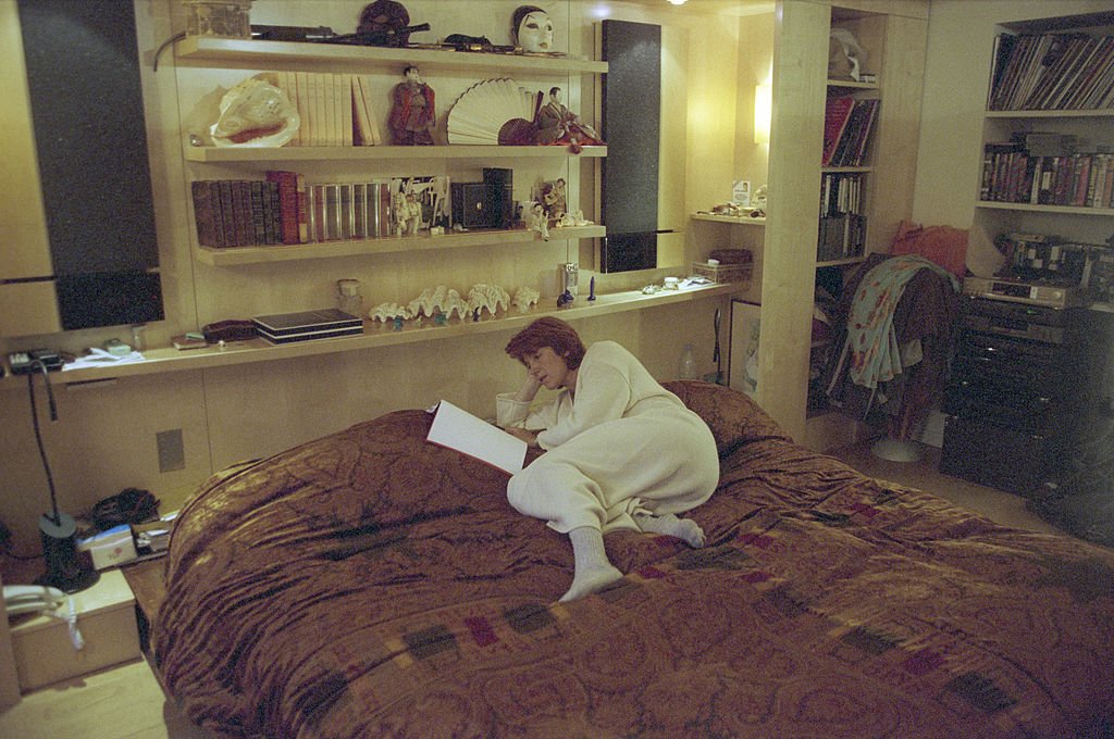 a comédienne Véronique GENEST dans son appartement parisien. | Photo : Getty Images