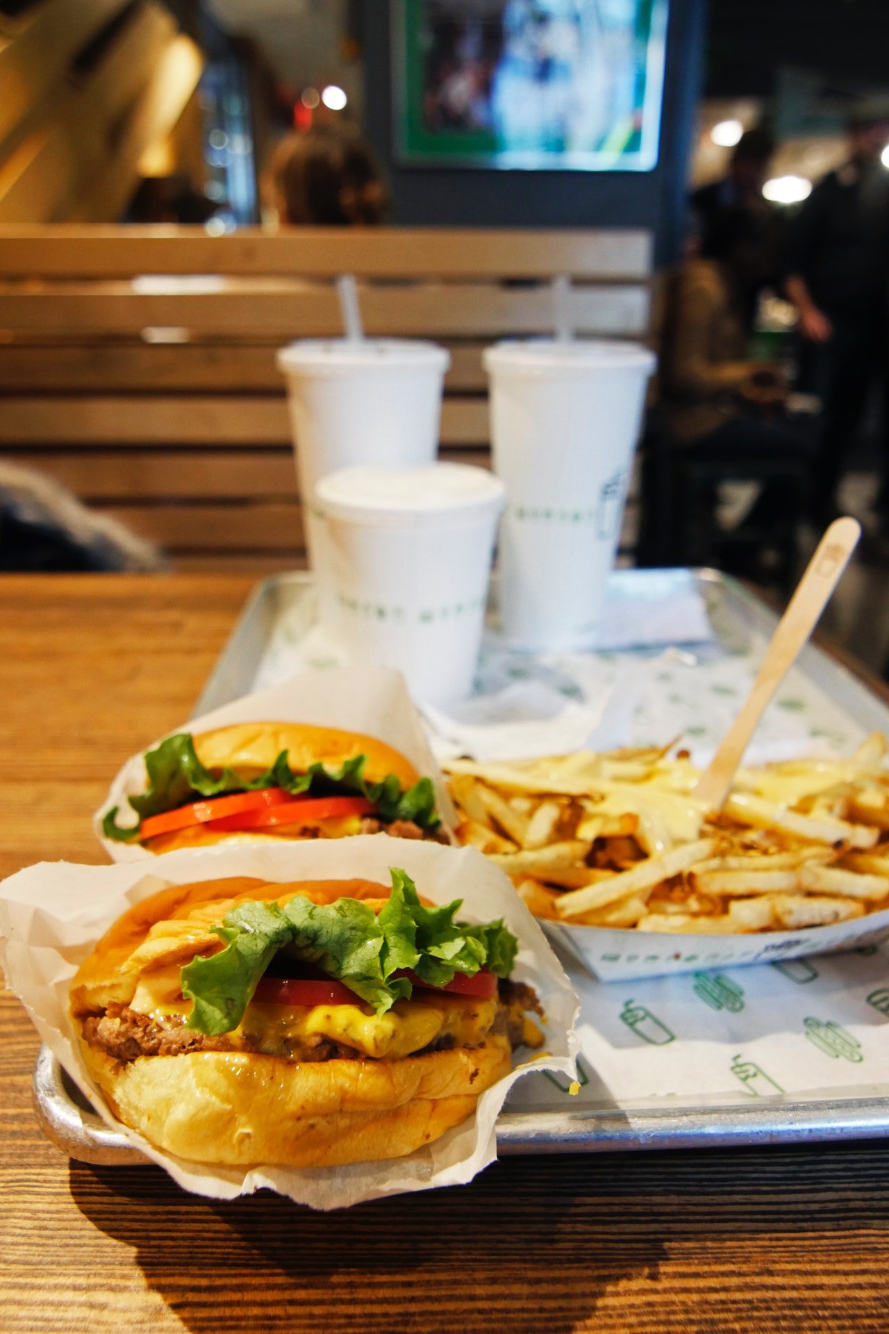 Sie beschlossen, gemeinsam Burger zu essen. | Quelle: Pexels
