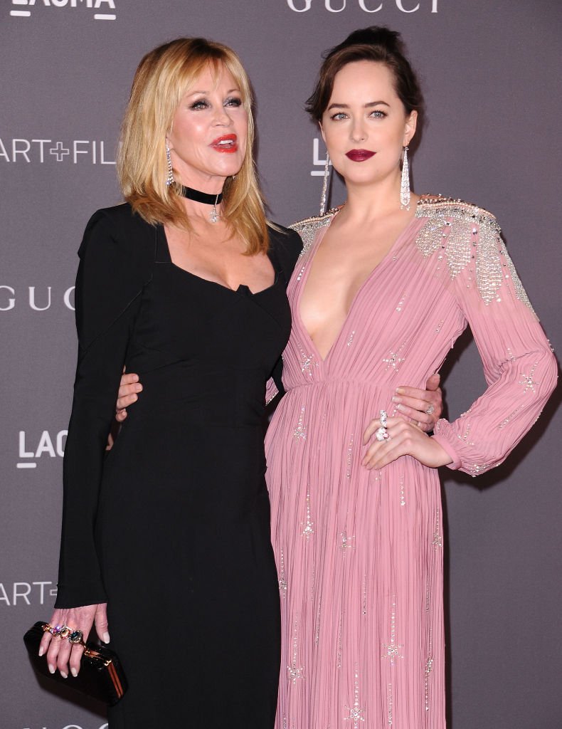 Melanie Griffith und Dakota Johnson besuchen die LACMA Art + Film Gala 2017 im LACMA am 4. November 2017 in Los Angeles, Kalifornien. | Quelle: Getty Images