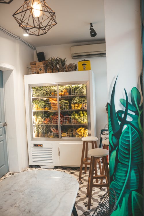 A fridge with a transparent door. | Photo: Pexel