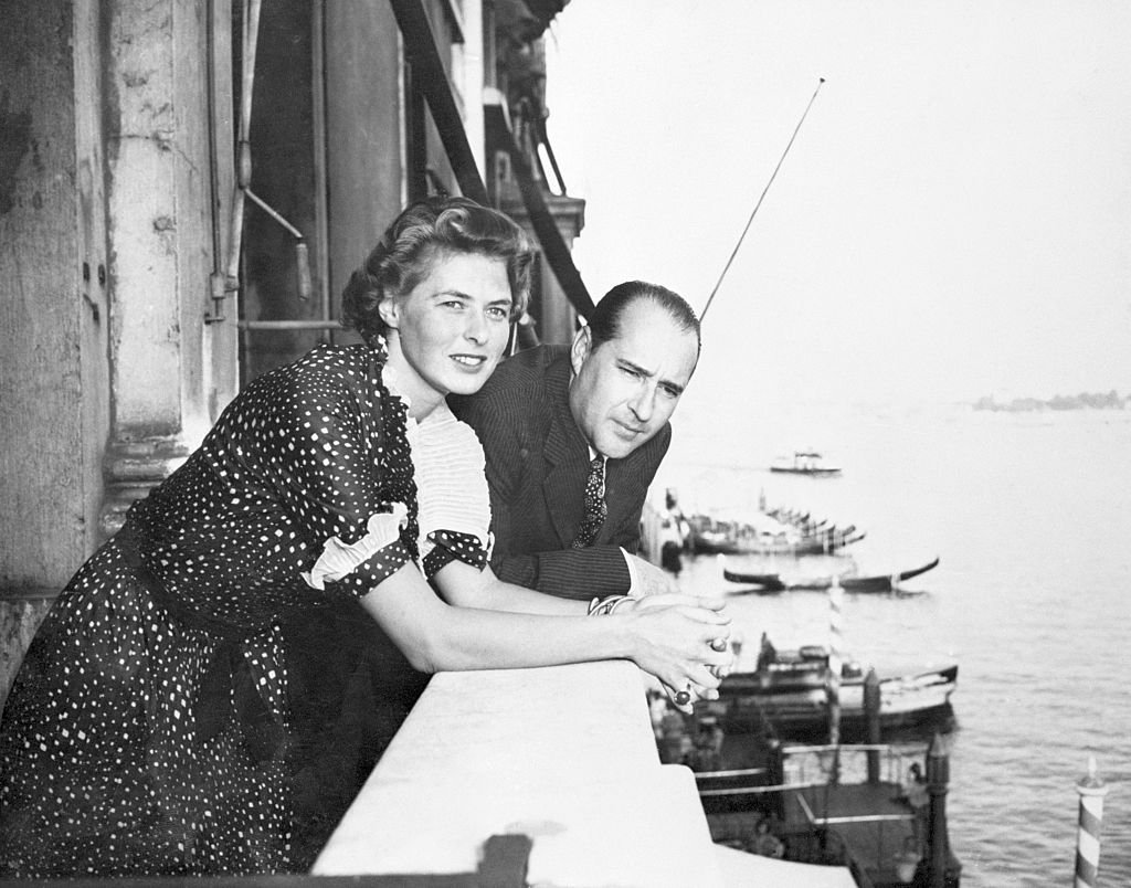Ingrid Bergman and Roberto Rossellini from a balcony of the Grand Hotel | Photo: Getty Images