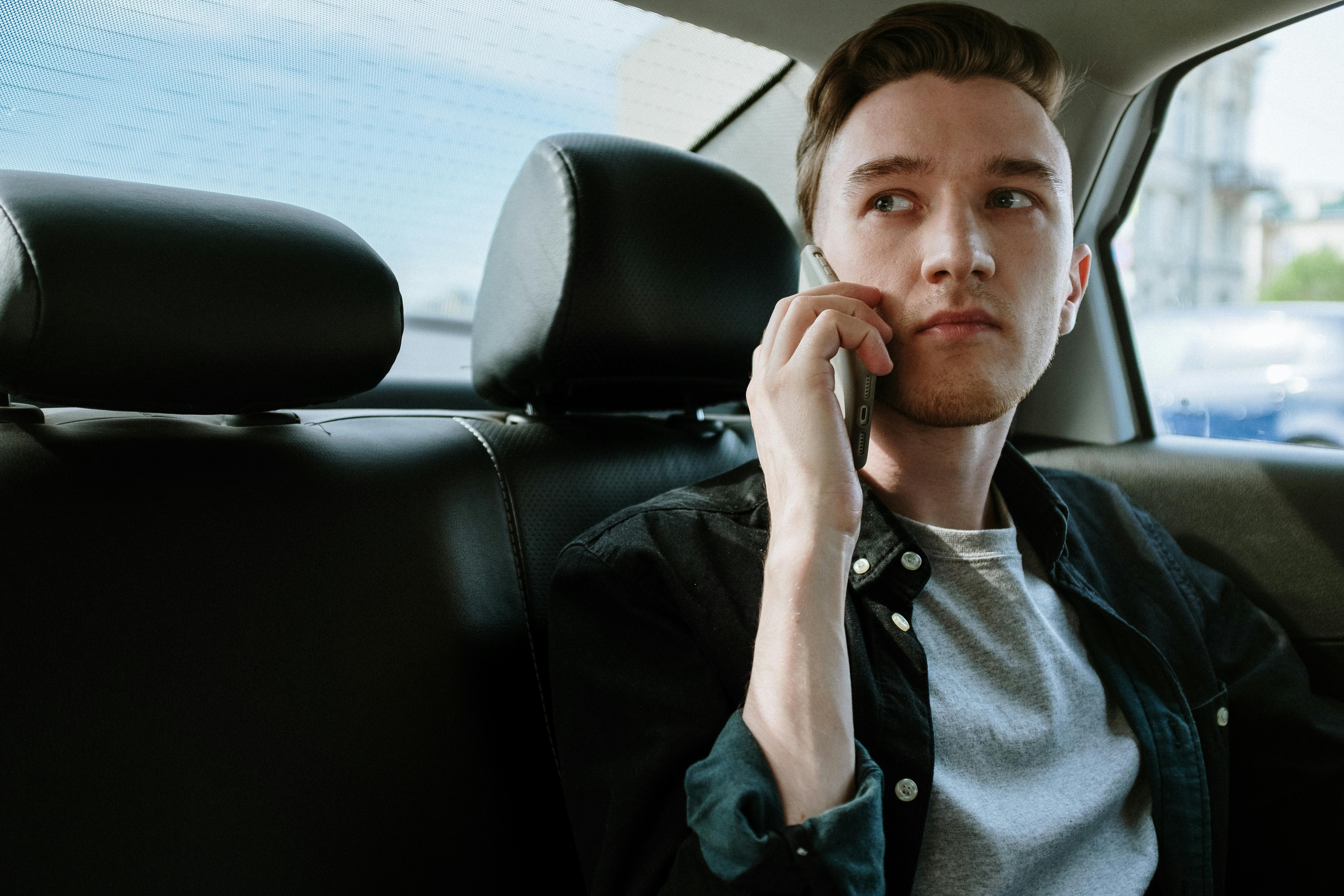 A man in a car talking on phone | Source: Pexels
