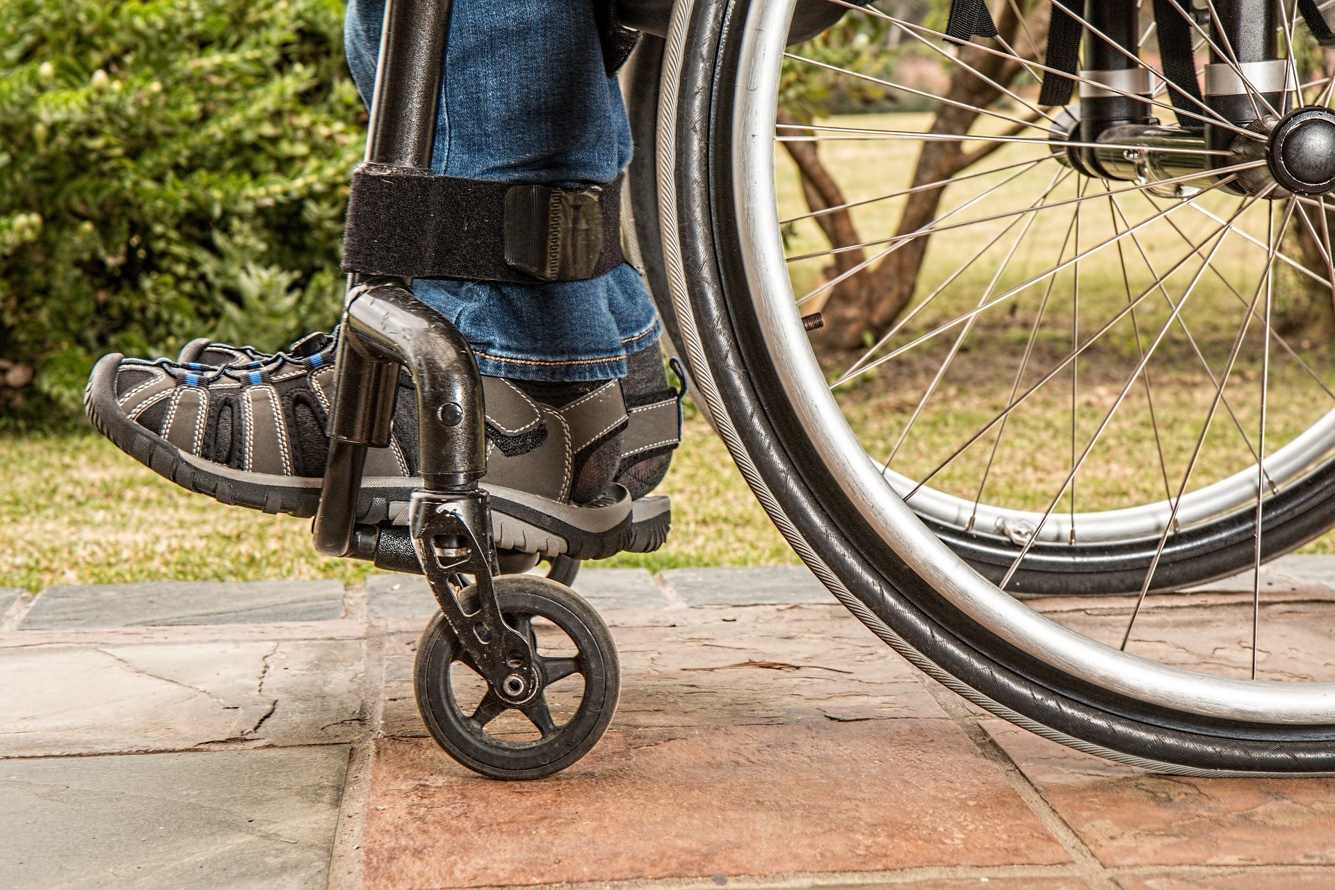 Disabled man's legs in a wheelchair. | Source: Pixabay