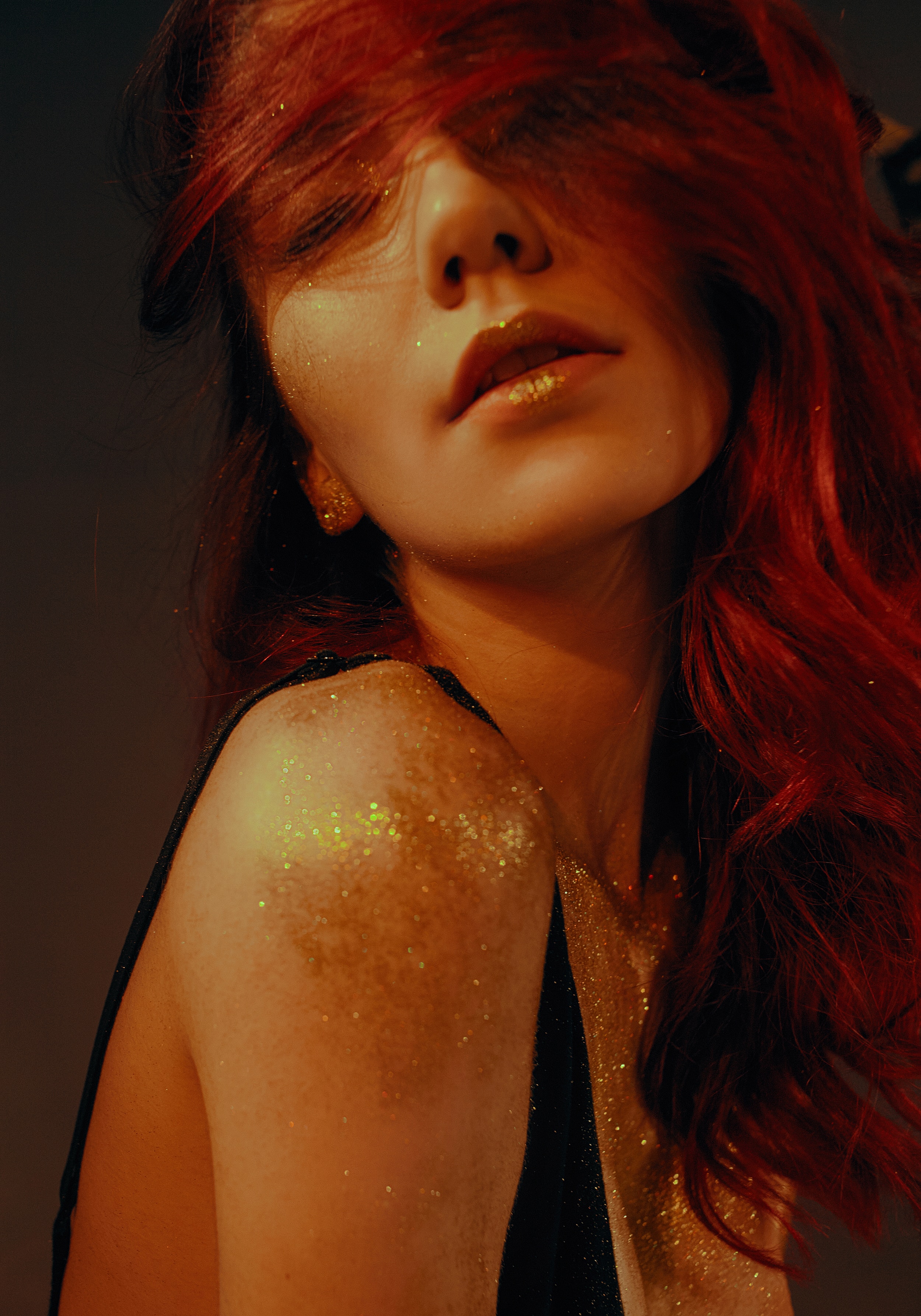 A woman with glitter on her face. | Source: Unsplash