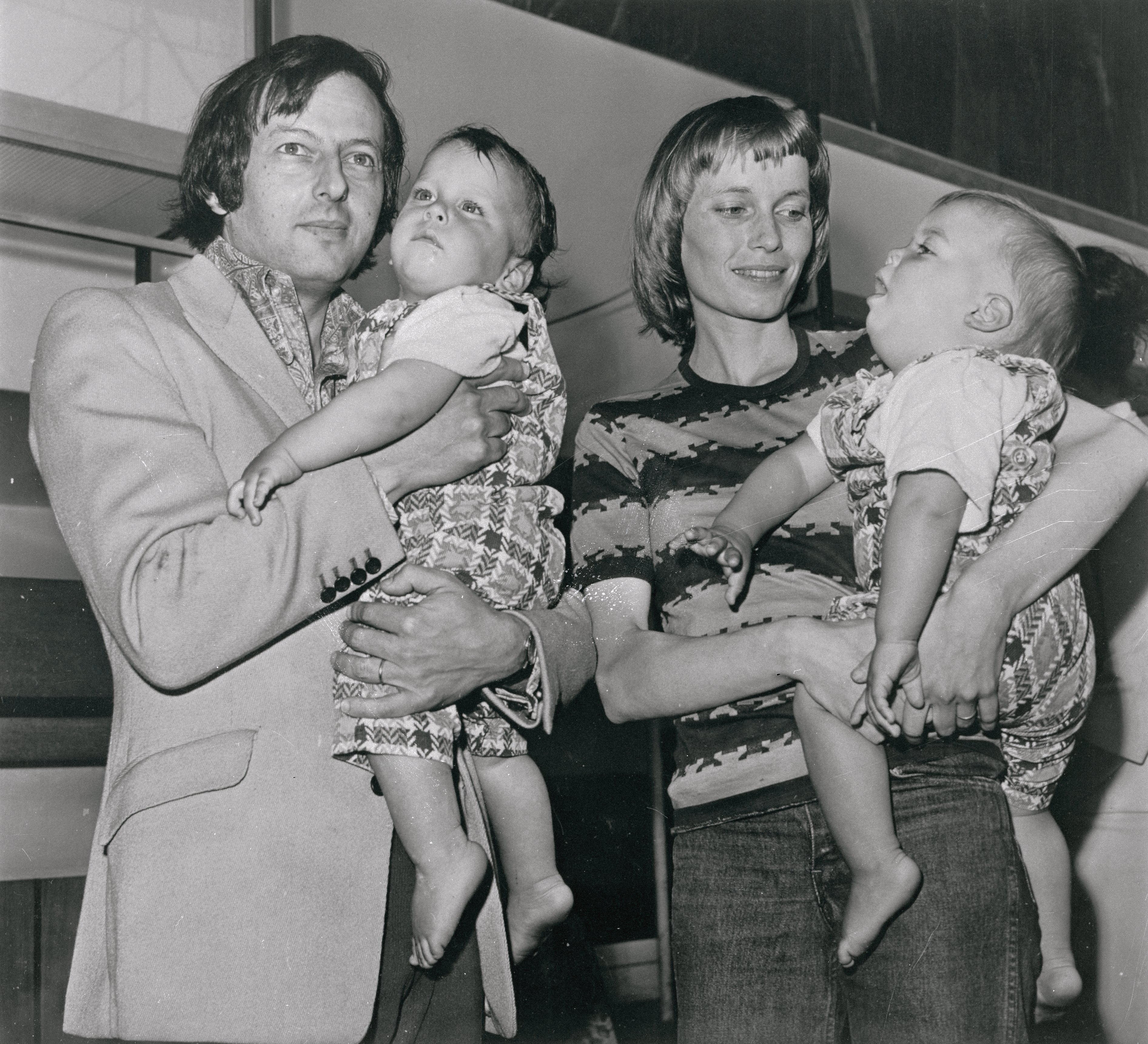  Andre Previn, Mia Farrow, and their twin sons, Matthew and Sascha in 1971. | Source: Getty Images