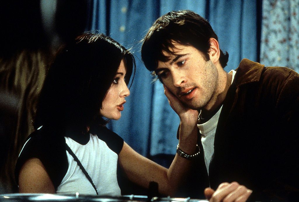 Shannen Doherty and Jason Lee in a scene from the film "Mallrats," 1995. | Source: Getty Images