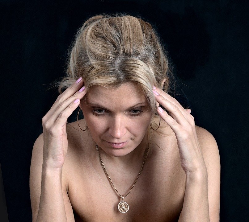 Mujer preocupada. | Foto: Pixabay