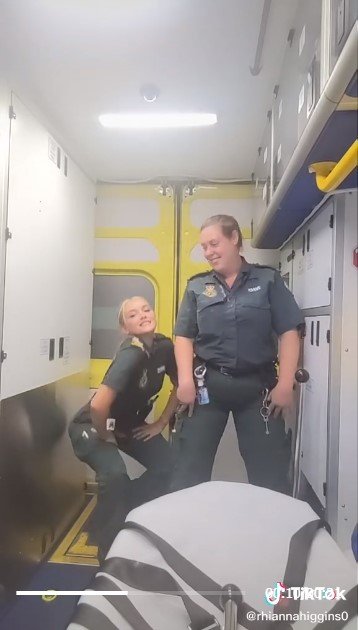 Des ambulancières entrain de danser à l’arrière d’une ambulance. | Photo : Tiktok / rhiannahiggins0