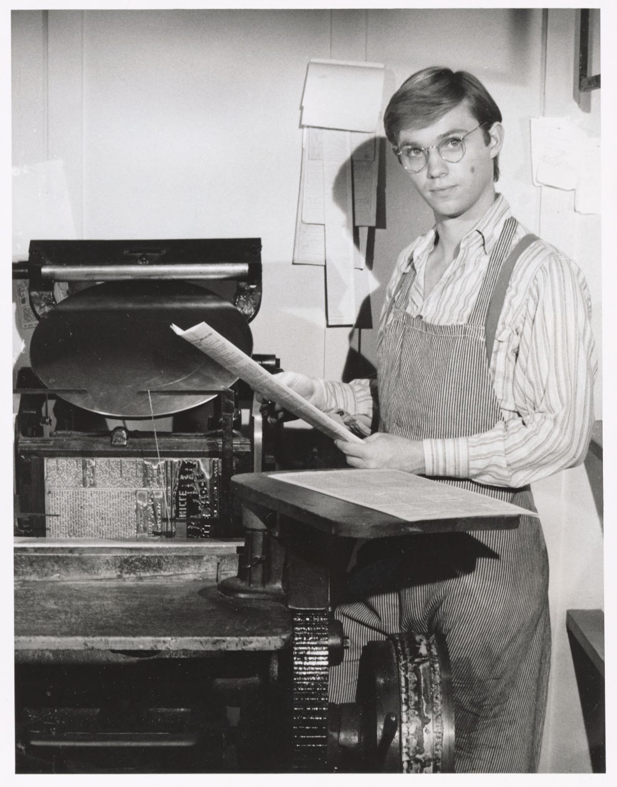 Richard Thomas filming "The Waltons" in 1977. | Source: Getty Images