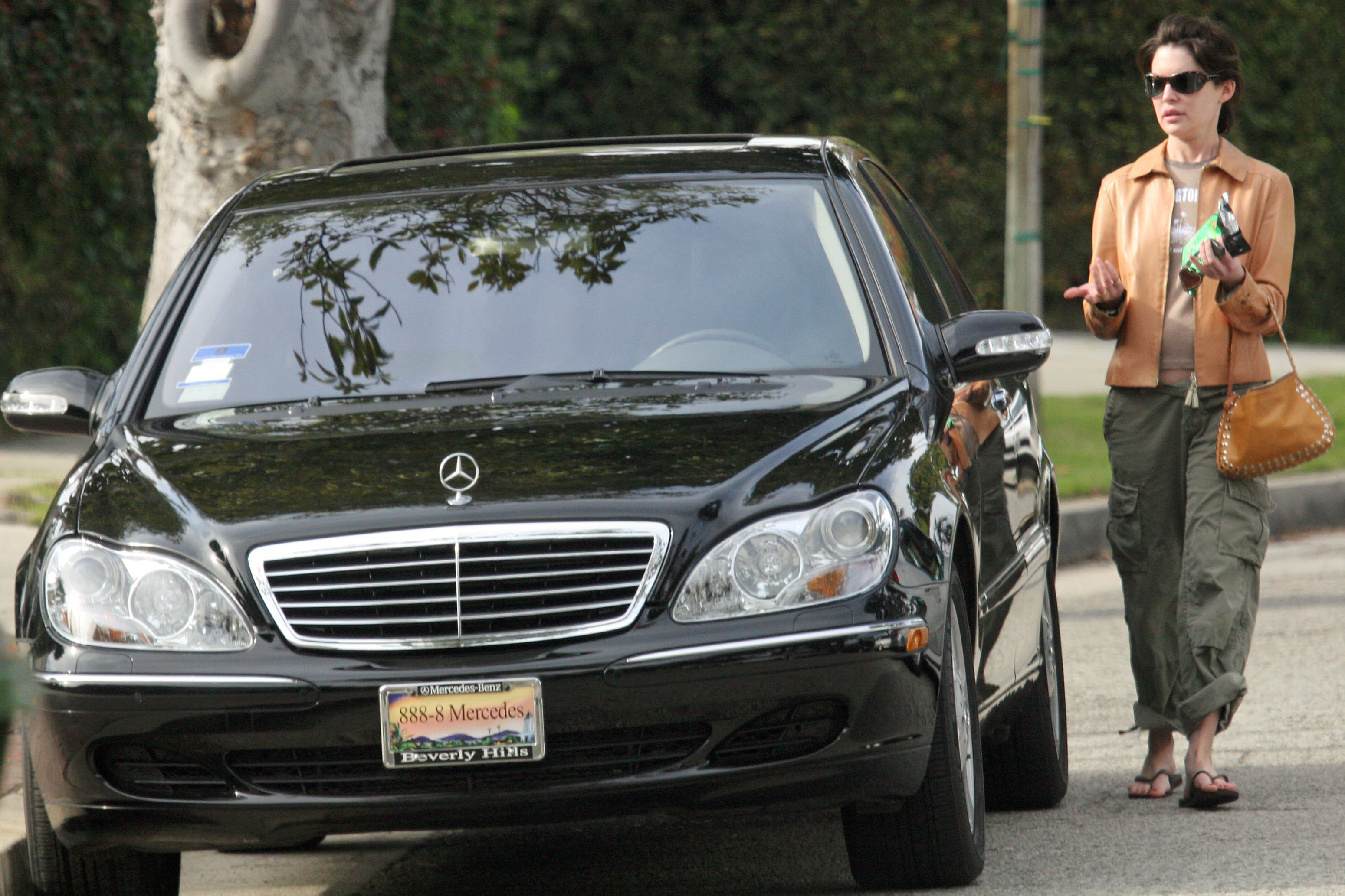 The actress photographed near her car circa 2006. | Source: Getty Images