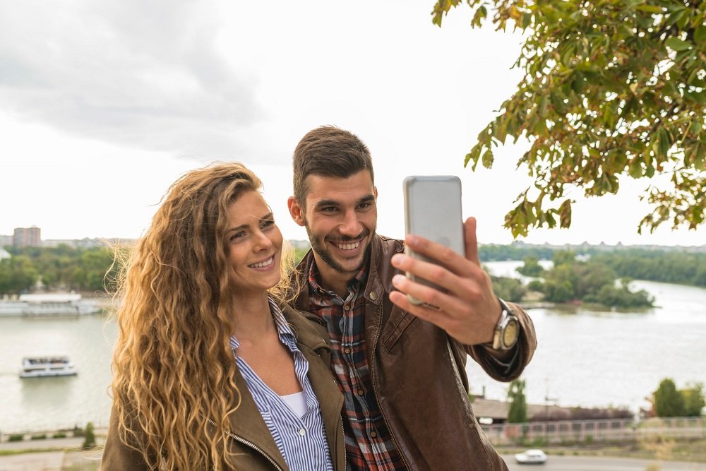 Feliz pareja tomándose una selfie.| Imagen: Pexels Feliz pareja tomándose una selfie.| Imagen: Pexels