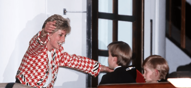 One of Princess Diana's favorite photos of her and her sons, Prince Harry and Prince William, taken in Toronto, Canada, in October 1991 | Photo: YouTube/TODAY