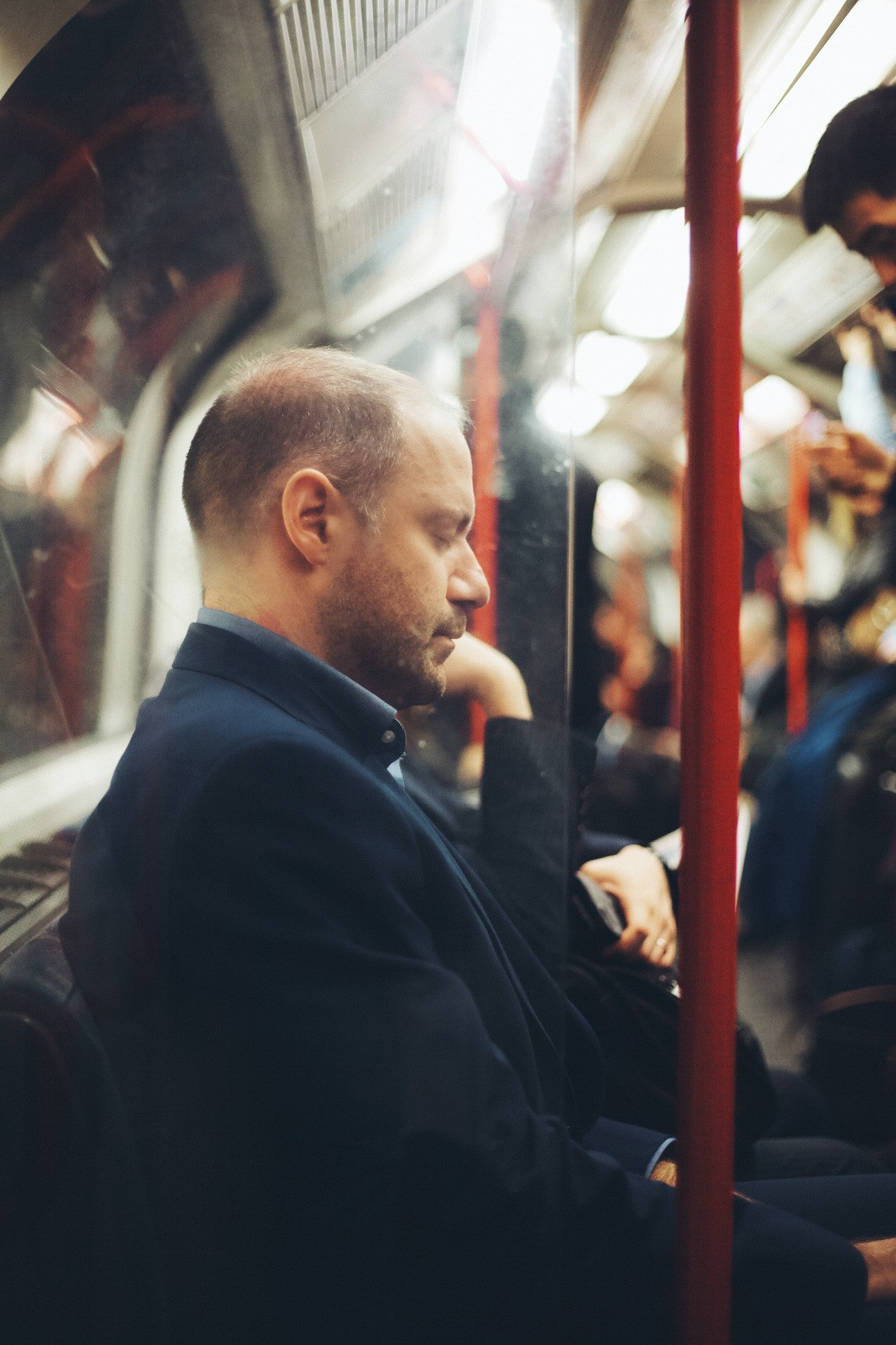 Photo of a man sleeping in a train | Photo: Pexels