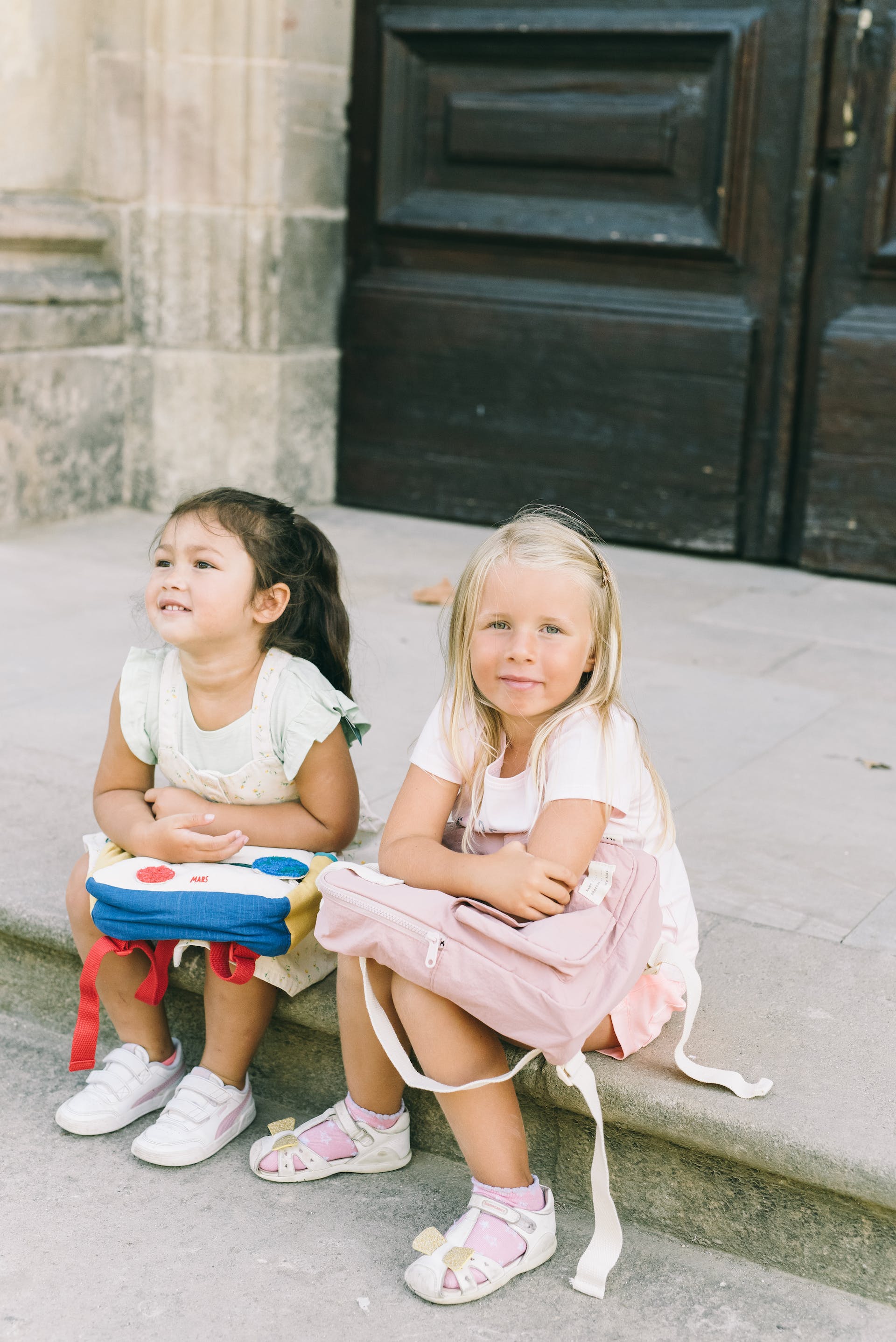 Little girls with backpacks | Source: Pexels