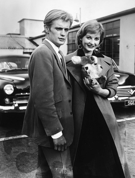 David McCallum and Jill Ireland at London Airport, April 3, 1957 | Photo: Getty Images