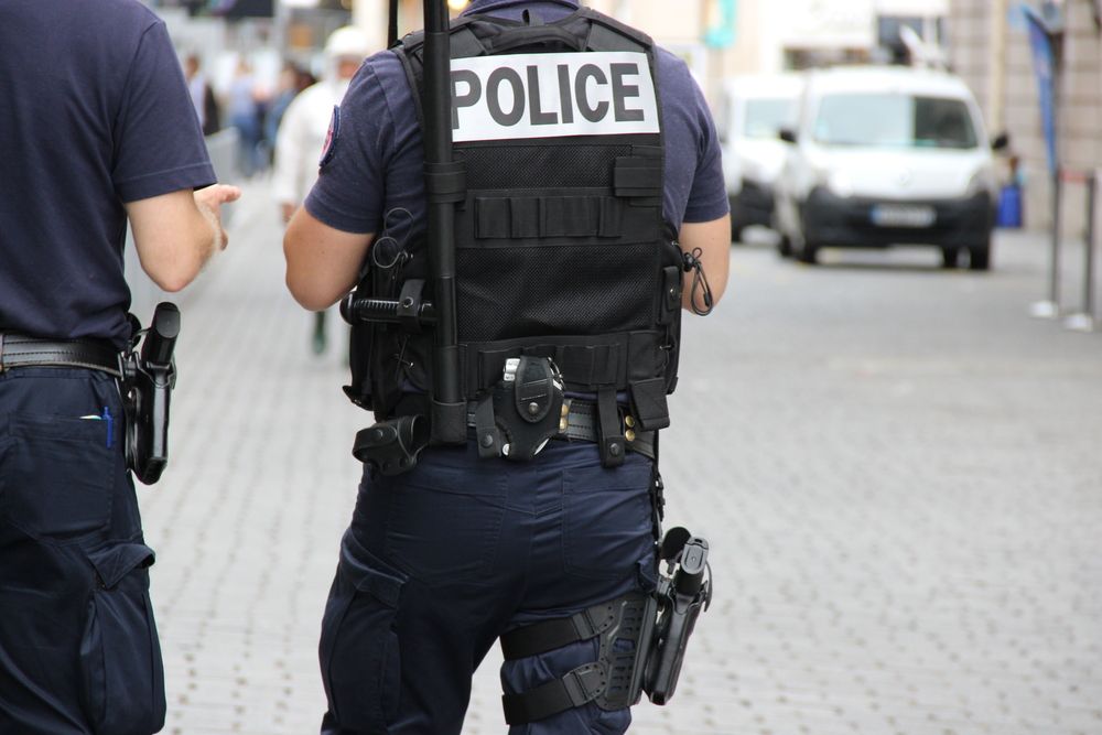 Police stand guard as their colleagues take part in a march on October 26, 2016 in Nantes. | Photo: Getty Images