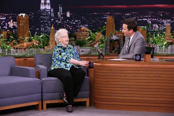  Mrs. Joanne Rogers during an interview with host Jimmy Fallon on June 12, 2018 | Photo: Getty Images