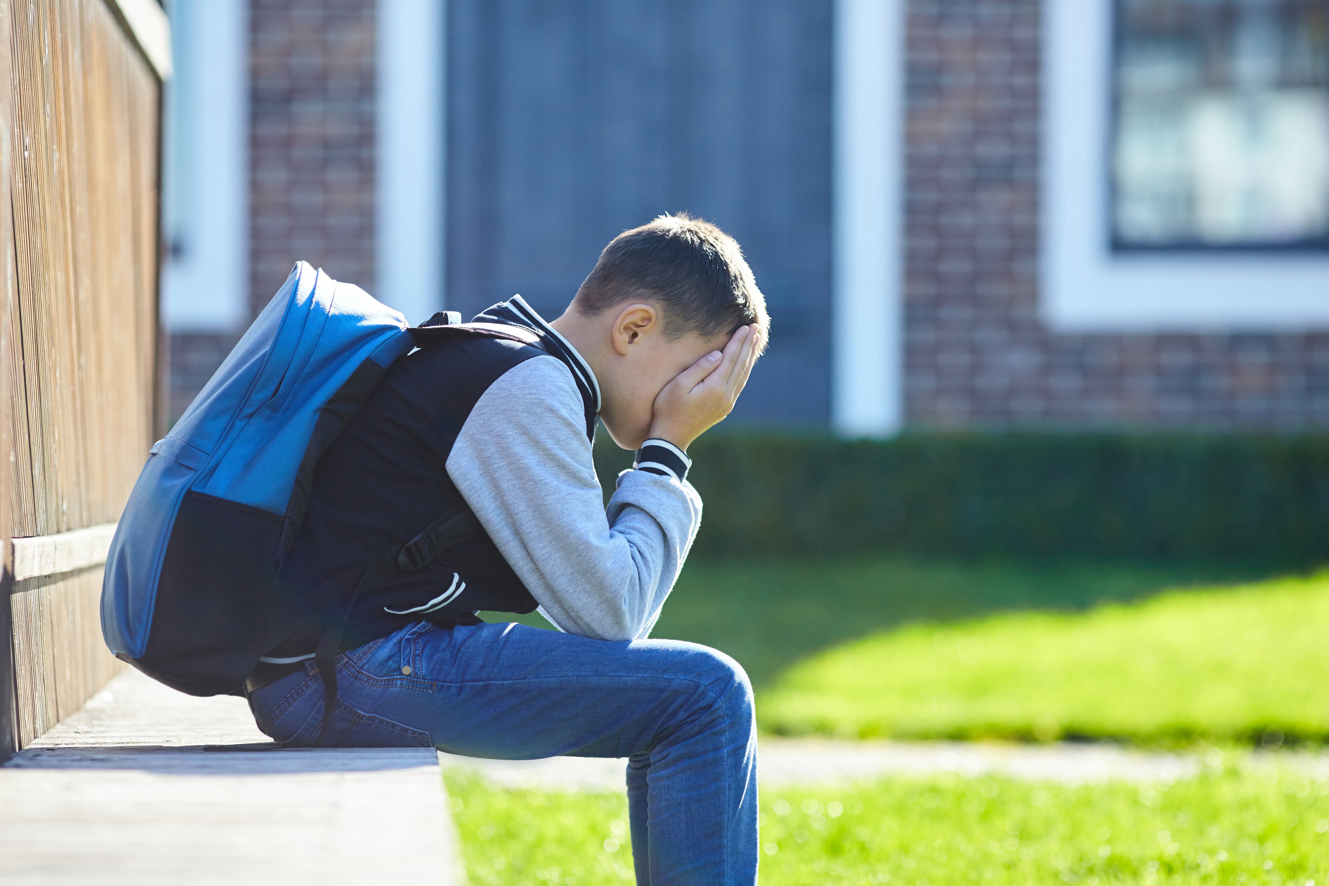 Niño escolar llorando | Foto: Shutterstock