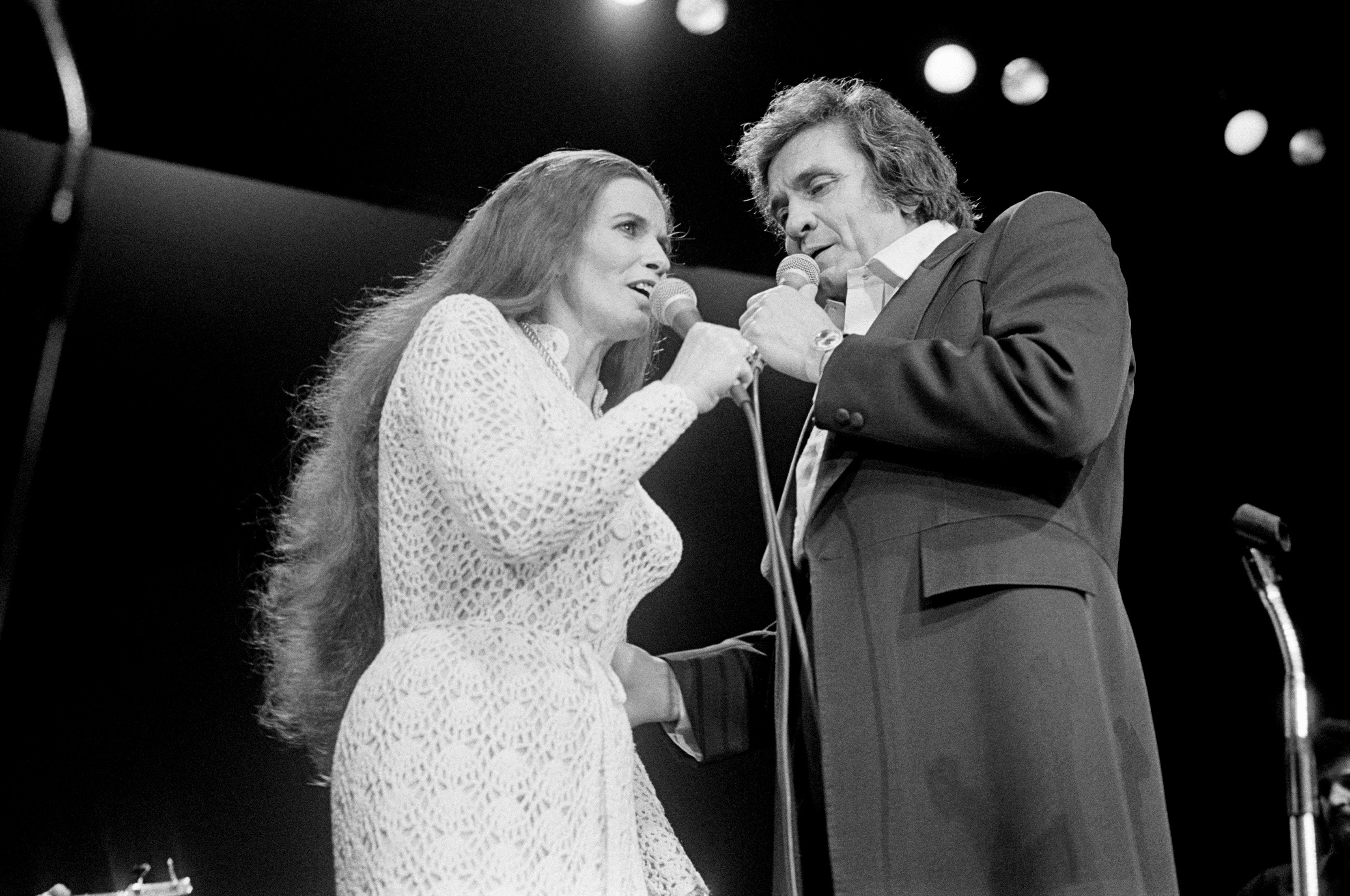 Johnny Cash with wife June Carter live at Wembley Conference Centre on 01/03/1979 | Photo: Getty Images