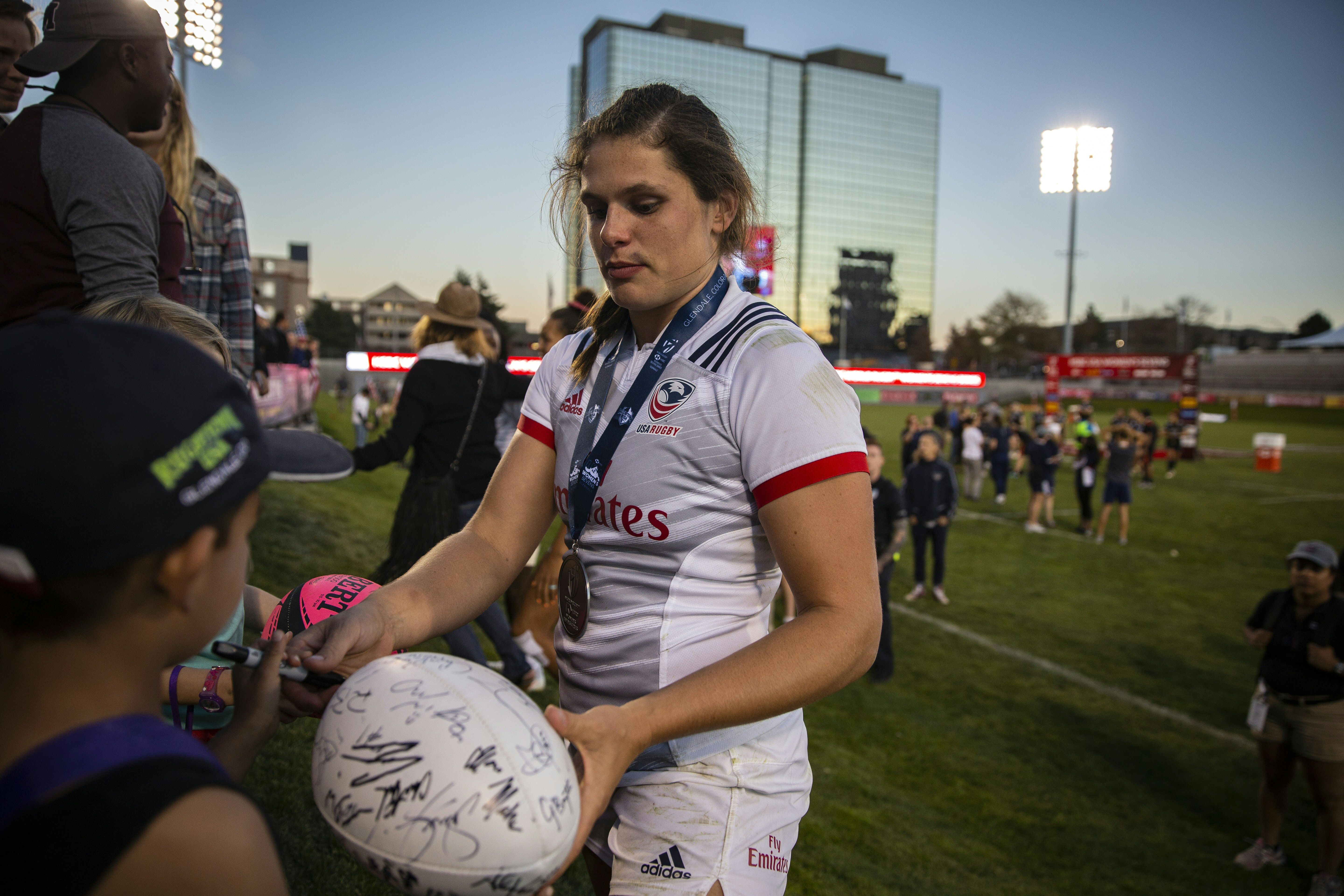 Ilona Maher signing autographs after the championship game of the HSBC USA Women's Sevens tournament on October 21, 2018, in Glendale, Colorado. | Source: Getty Images