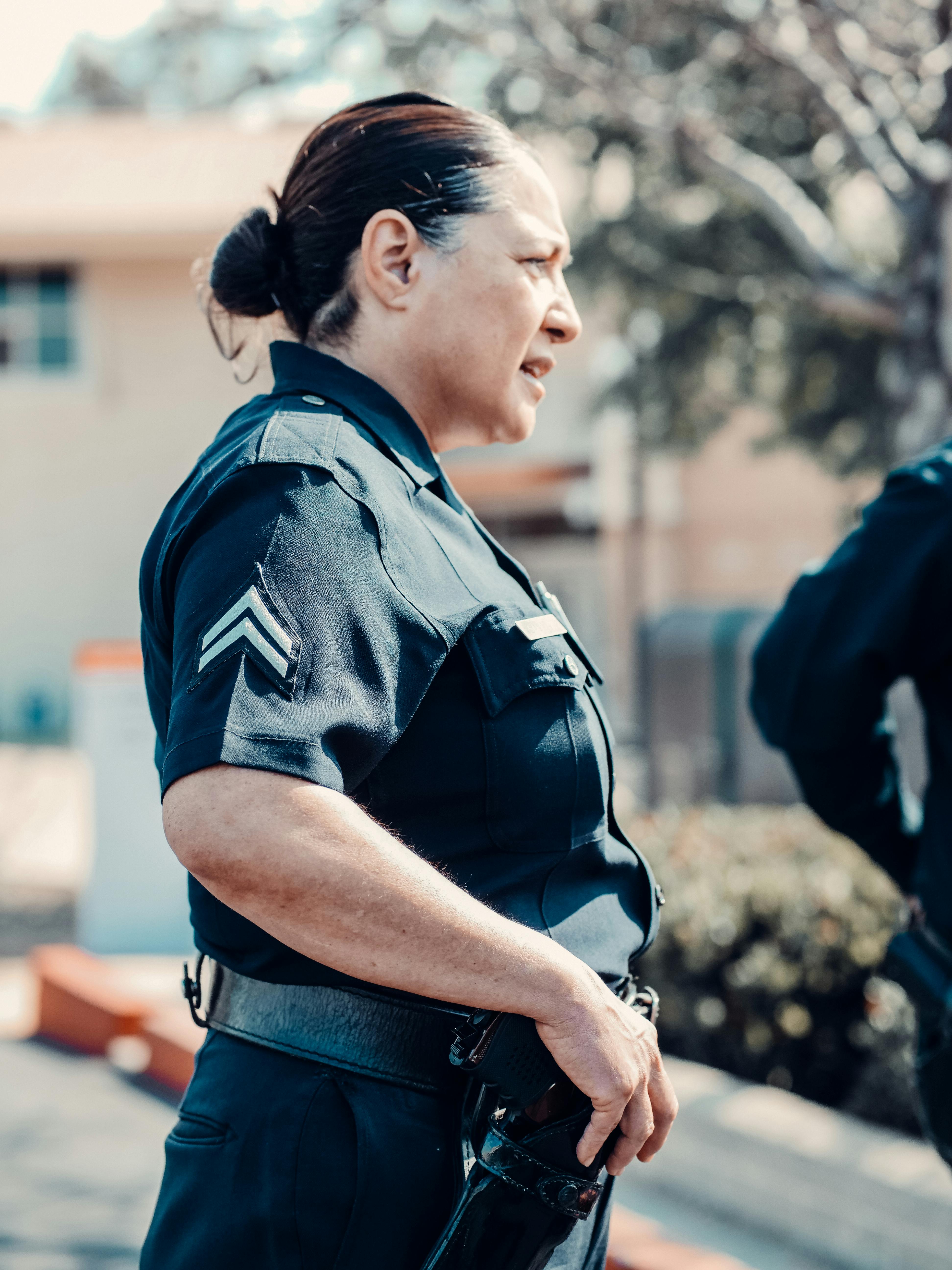 A female police officer talking to someone outside the frame | Source: Pexels