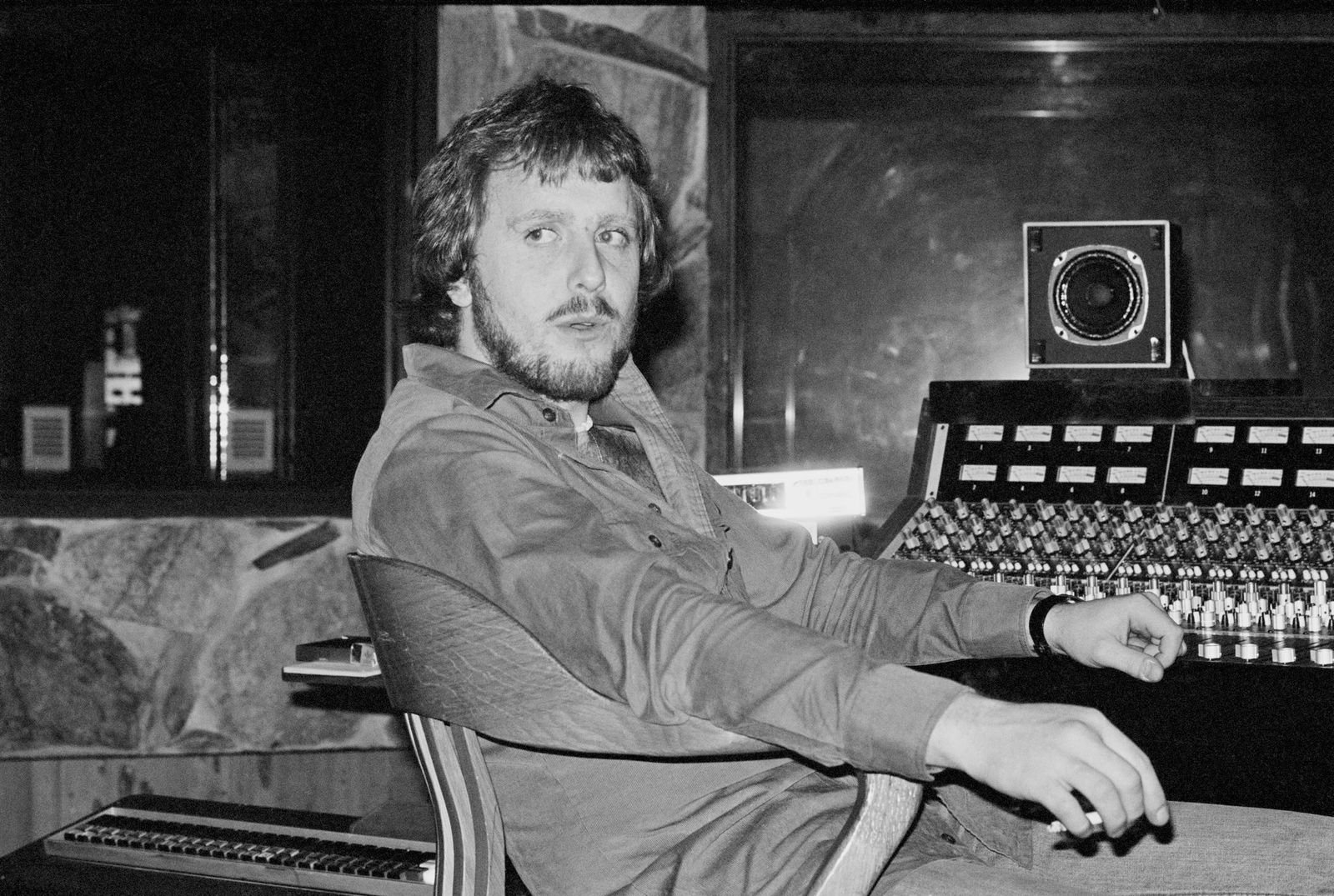 Martin Birch working with Rainbow on the album "Rainbow Rising" at The Record Plant in Los Angeles in April 1976 | Photo: Fin Costello/Redferns/Getty Images