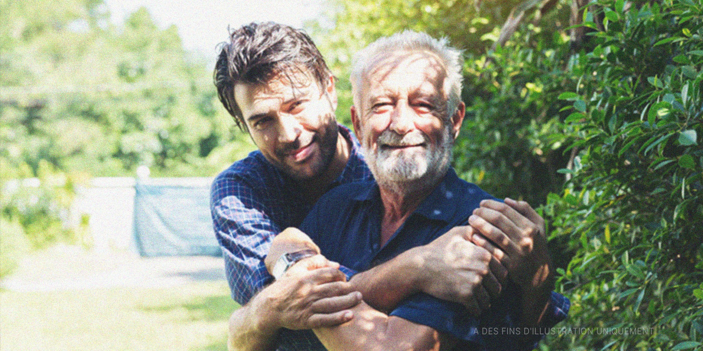 Jeune homme serrant son père dans ses bras | Photo : Shutterstock 